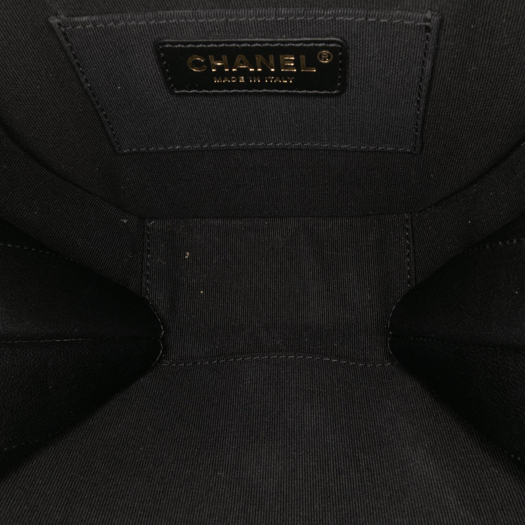 Chanel Matelassé Cuir d’agneau Oval Logo Chain anse supérieure Rond Pochette avec chaîne