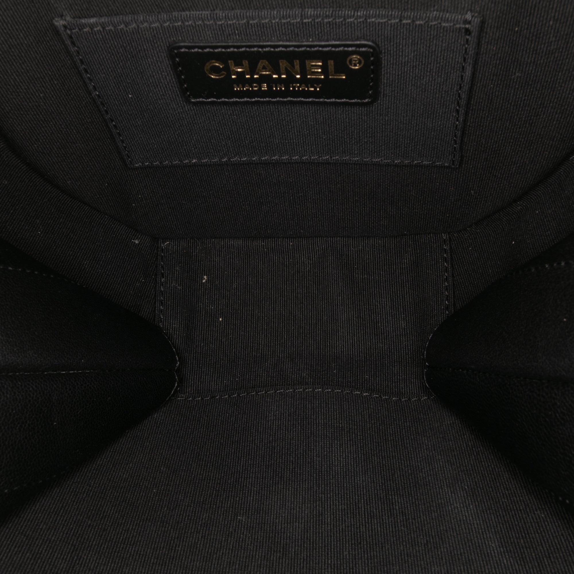 Chanel Matelassé Cuir d’agneau Oval Logo Chain anse supérieure Rond Pochette avec chaîne