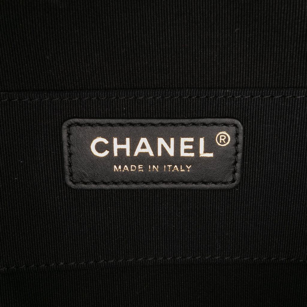 Chanel Matelassé Cuir d’agneau Oval Logo Chain anse supérieure Rond Pochette avec chaîne
