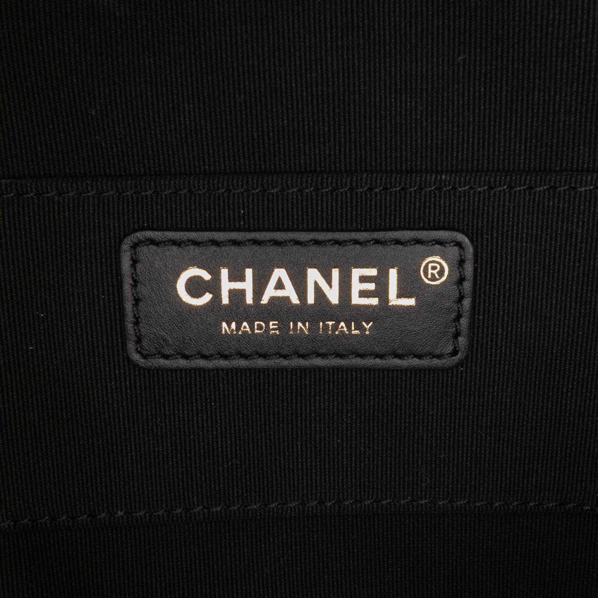 Chanel Matelassé Cuir d’agneau Oval Logo Chain anse supérieure Rond Pochette avec chaîne