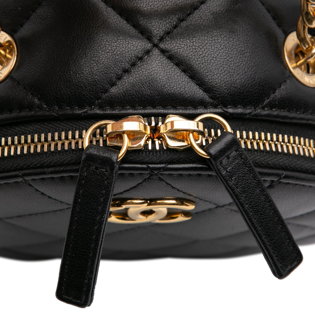 Chanel Matelassé Cuir d’agneau Oval Logo Chain anse supérieure Rond Pochette avec chaîne