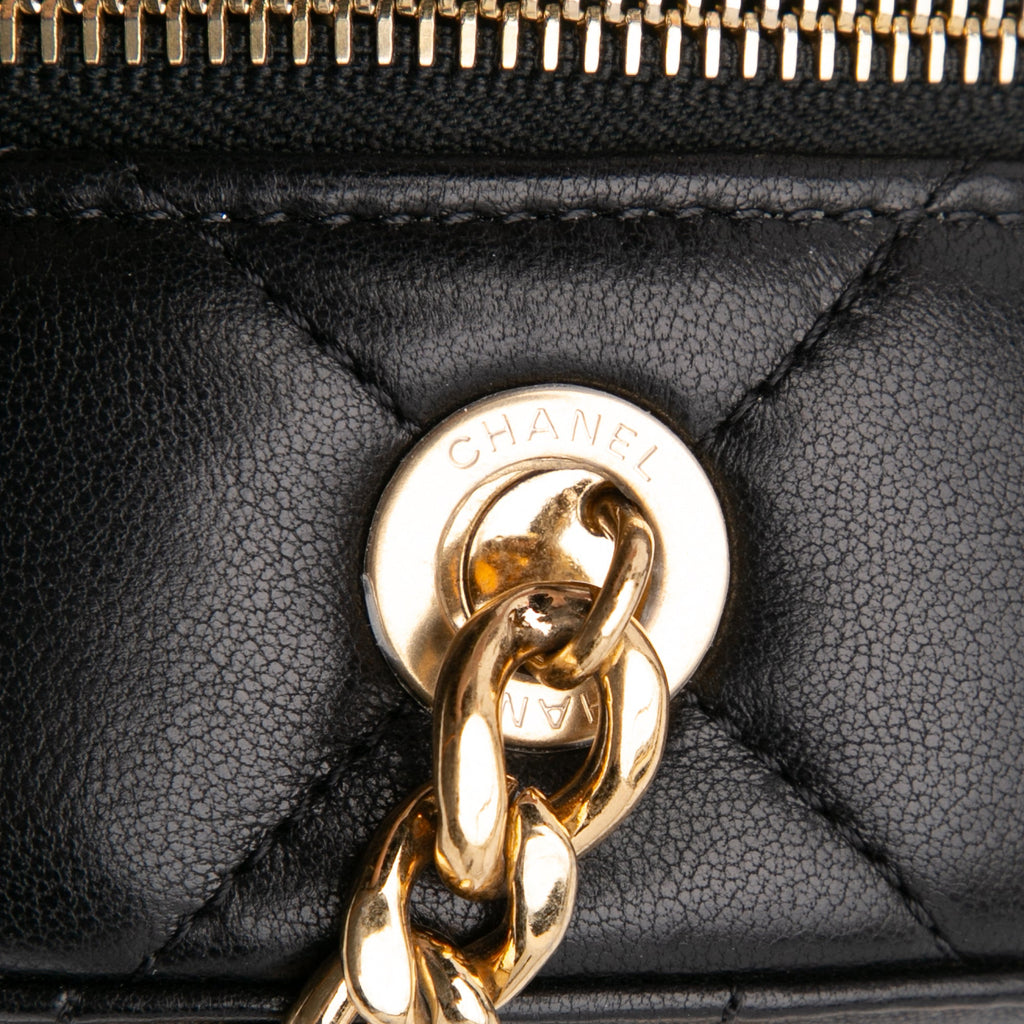 Chanel Matelassé Cuir d’agneau Oval Logo Chain anse supérieure Rond Pochette avec chaîne