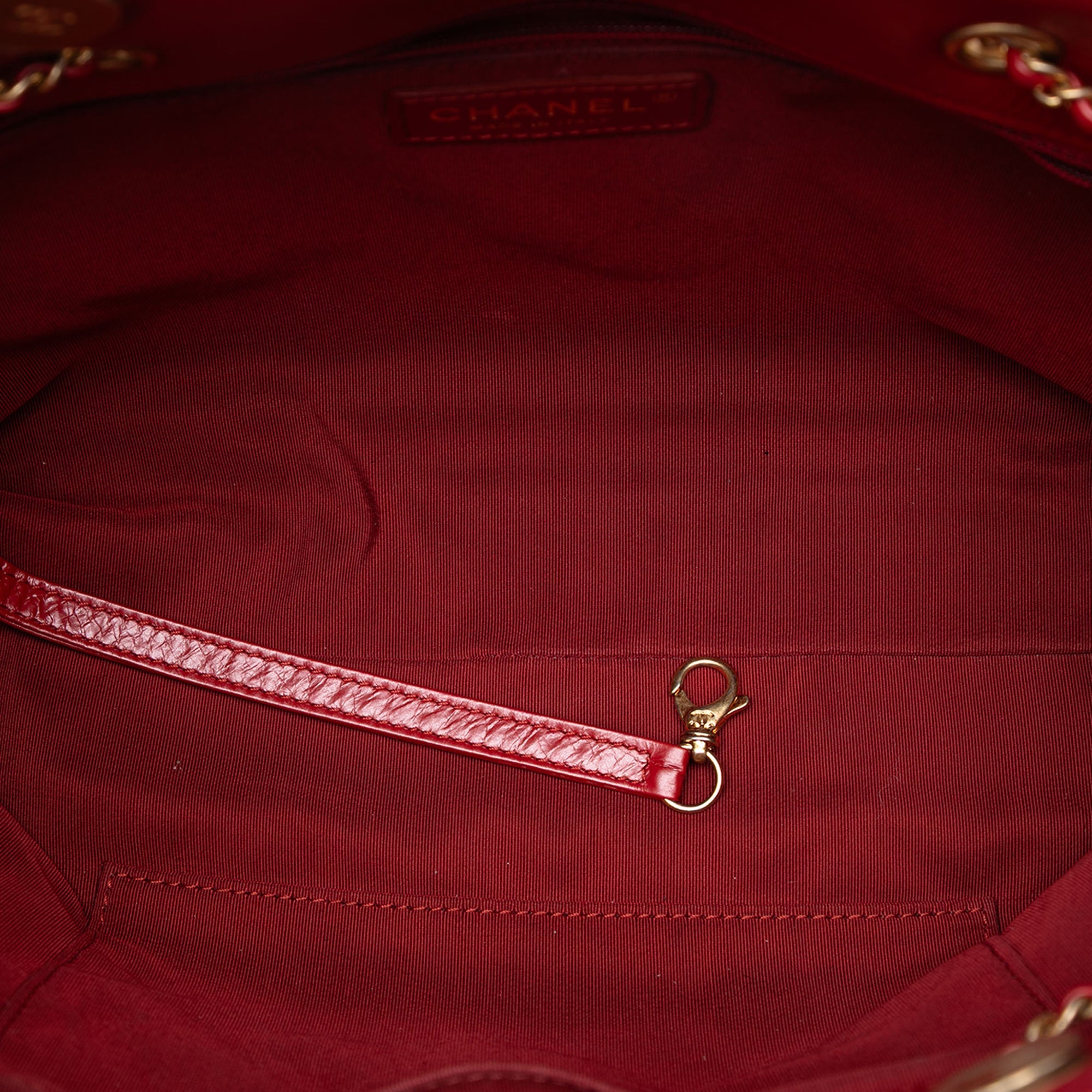 Chanel CC Matelassé Cuir de veau Front Zip Drawstring Cabas chaîne