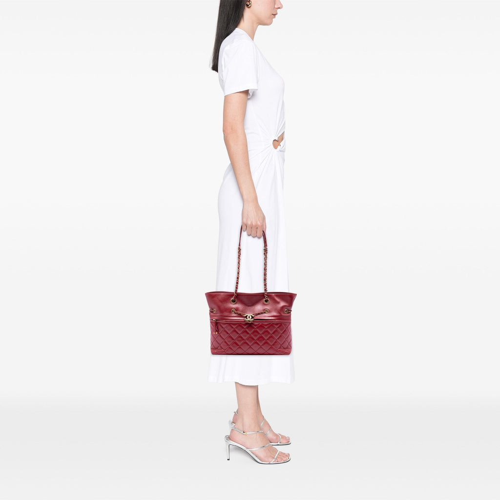 Chanel CC Matelassé Cuir de veau Front Zip Drawstring Cabas chaîne