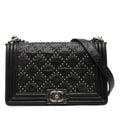 Chanel Old Medium Matelassé Crumpled Cuir de veau clouté Boy à rabat