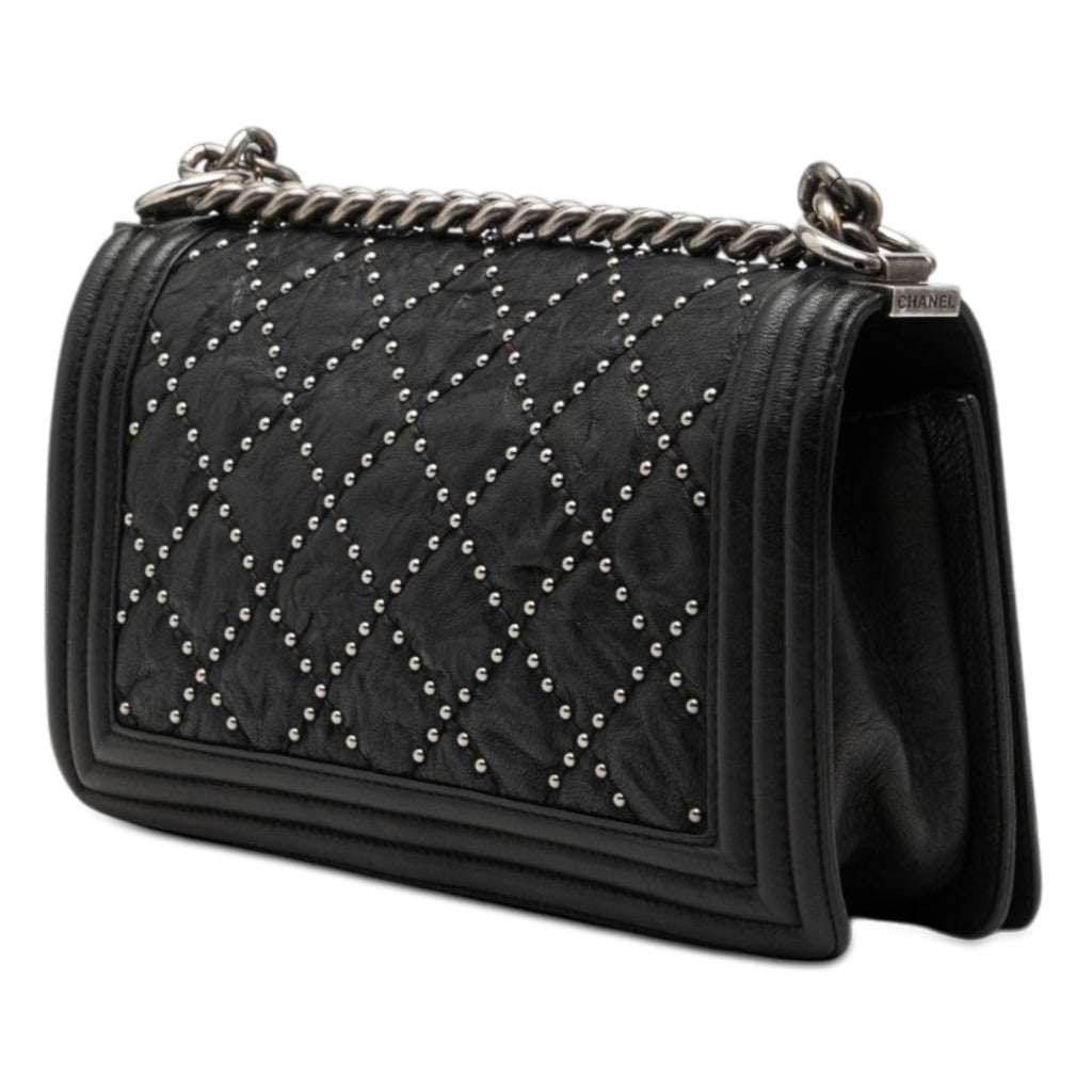 Chanel Old Medium Matelassé Crumpled Cuir de veau clouté Boy à rabat