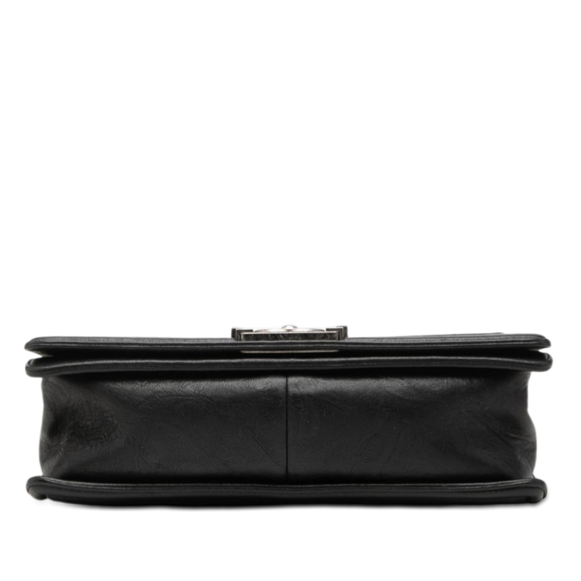 Chanel Old Medium Matelassé Crumpled Cuir de veau clouté Boy à rabat