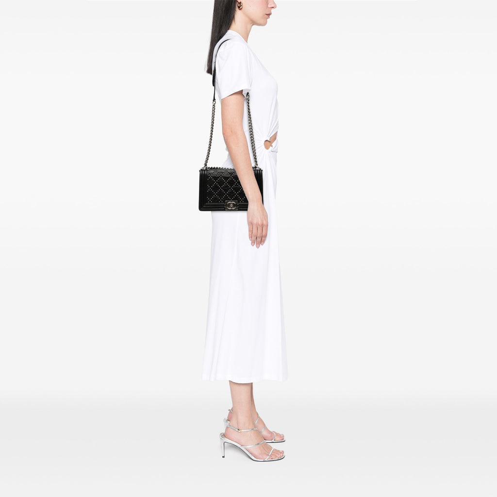 Chanel Old Medium Matelassé Crumpled Cuir de veau clouté Boy à rabat