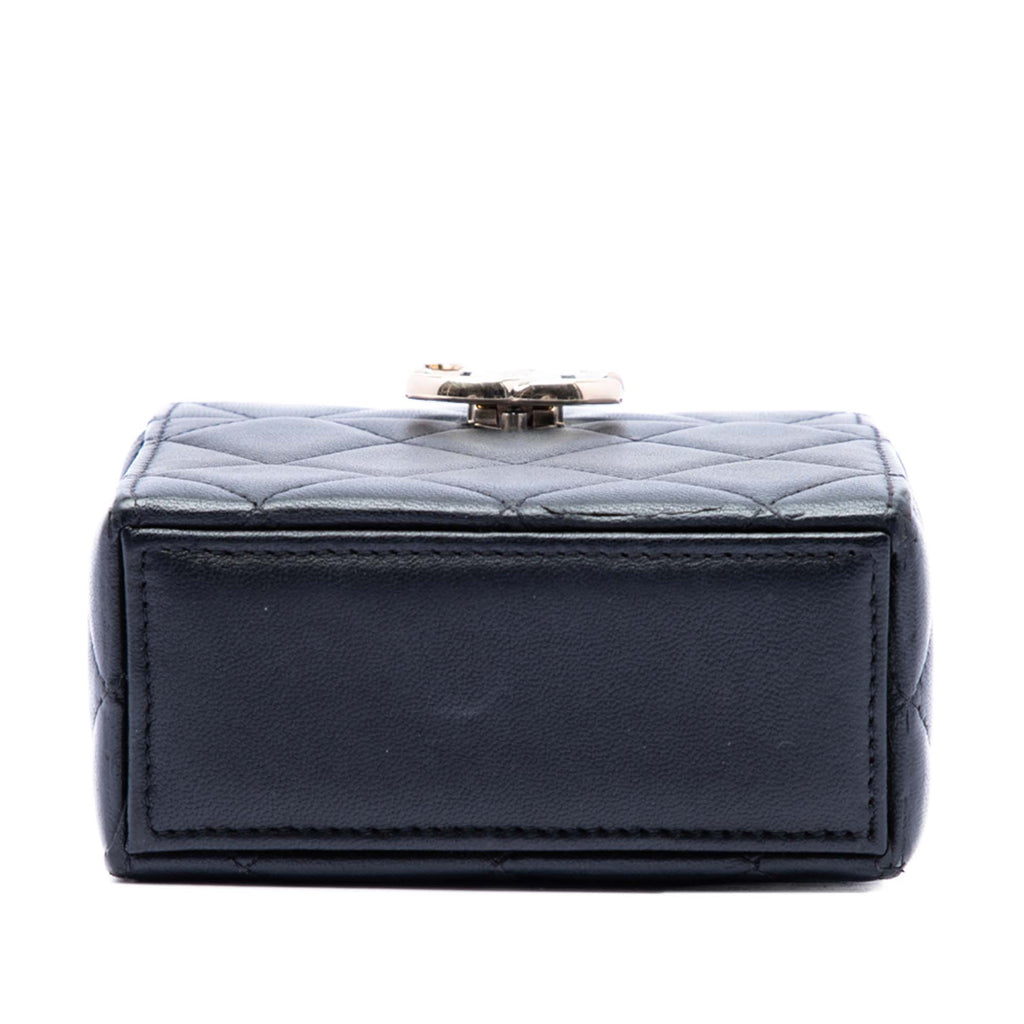 Chanel Small Matelassé Cuir d’agneau Boîte avec chaîne