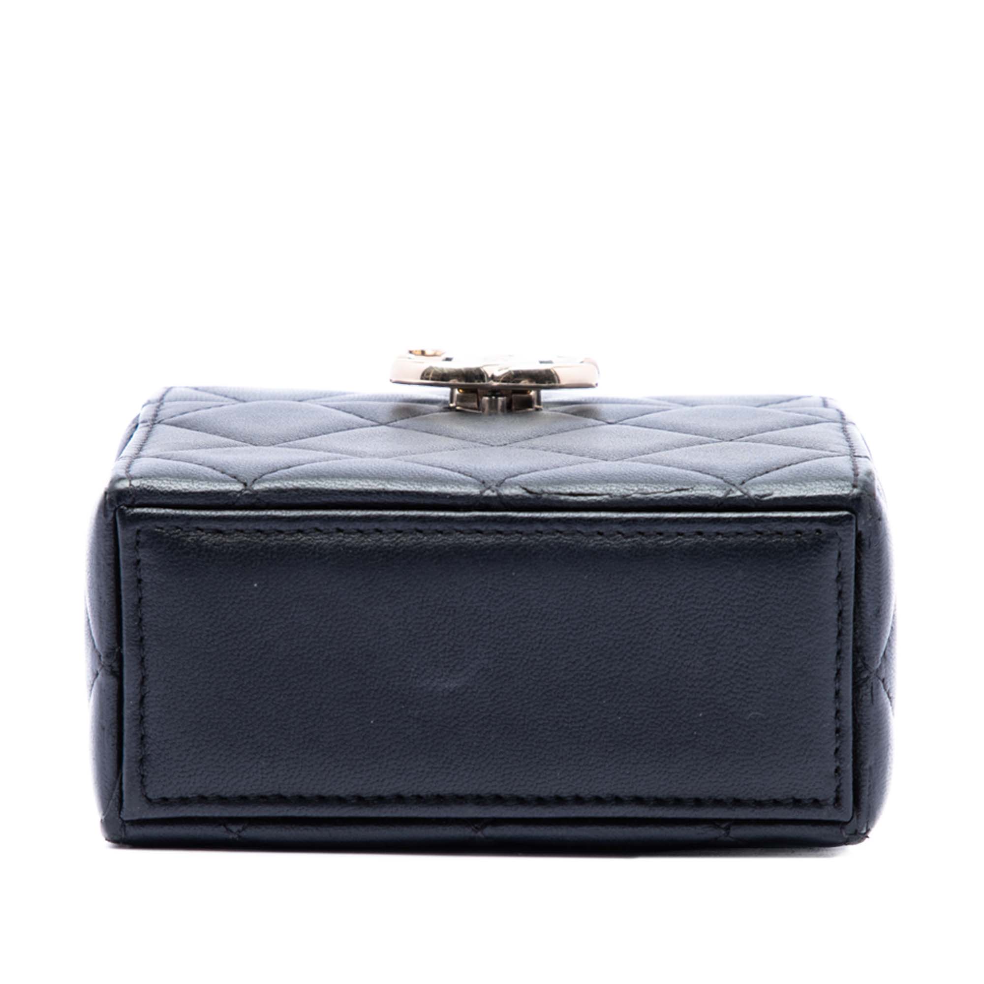 Chanel Small Matelassé Cuir d’agneau Boîte avec chaîne