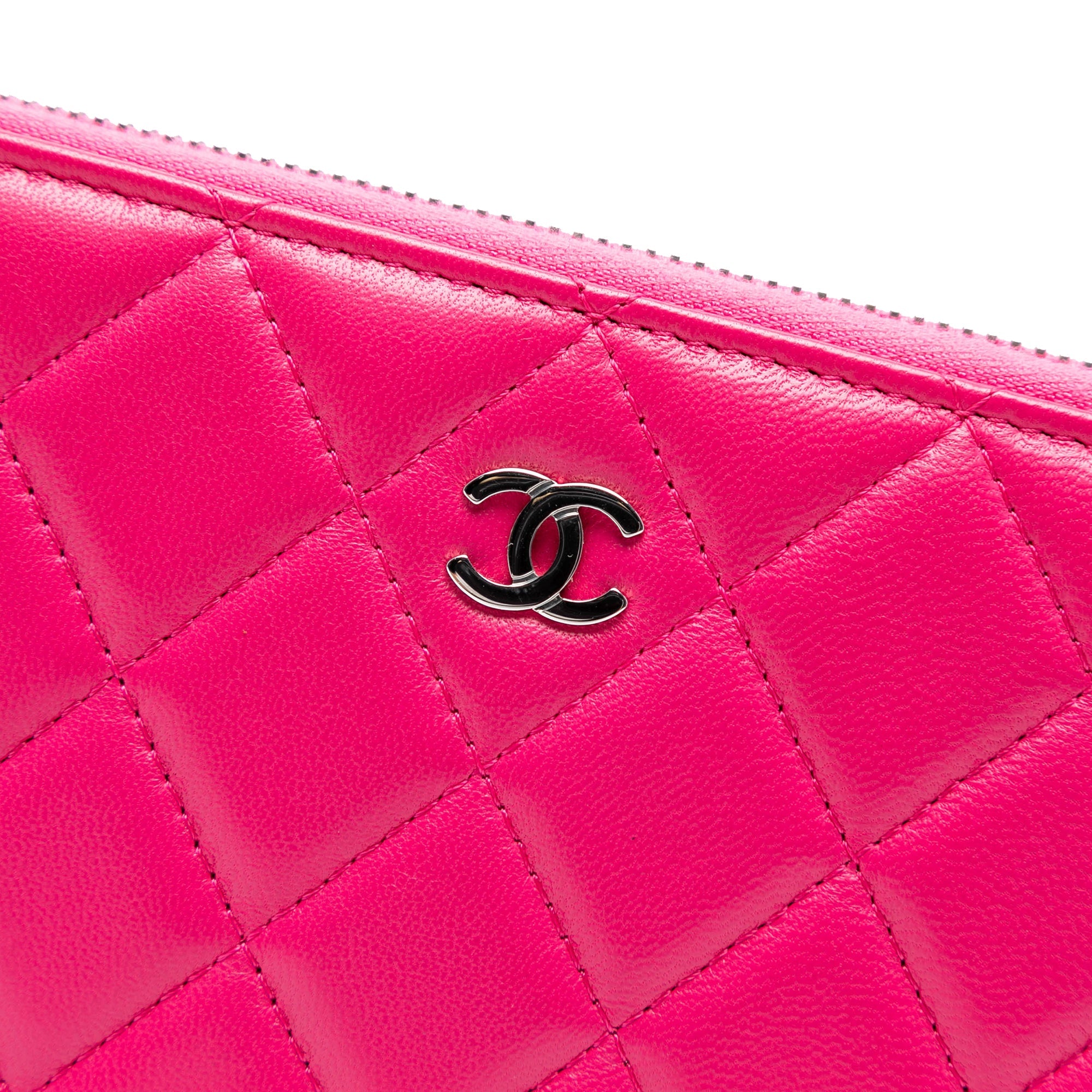 Chanel Large Matelassé Cuir d’agneau Zip Around Organizer Pochette