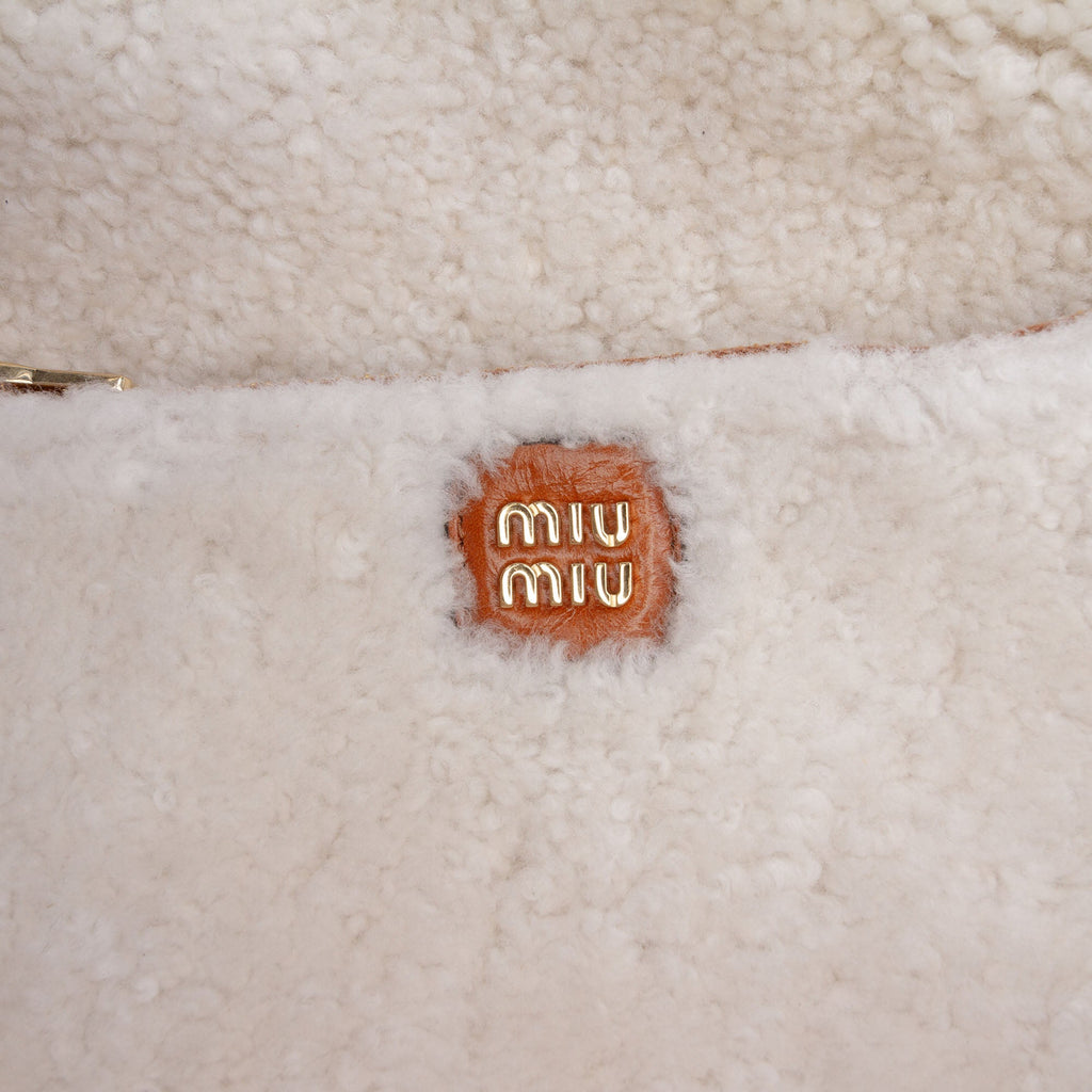 Miu Miu Large Shearling à finitions Cuir de veau Logo Beau Sac bandoulière