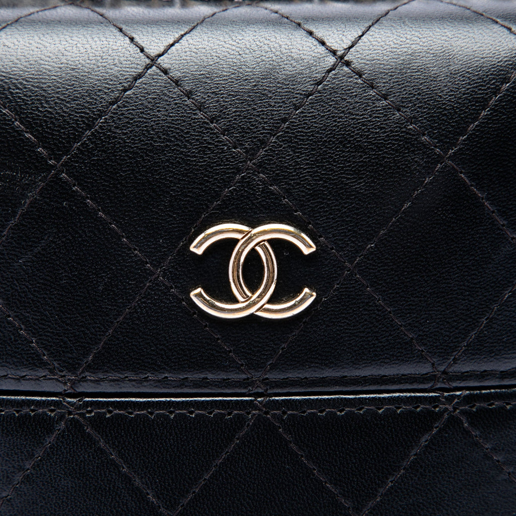 Chanel CC Matelassé Cuir d’agneau Sac rond à chaîne Phone Holder