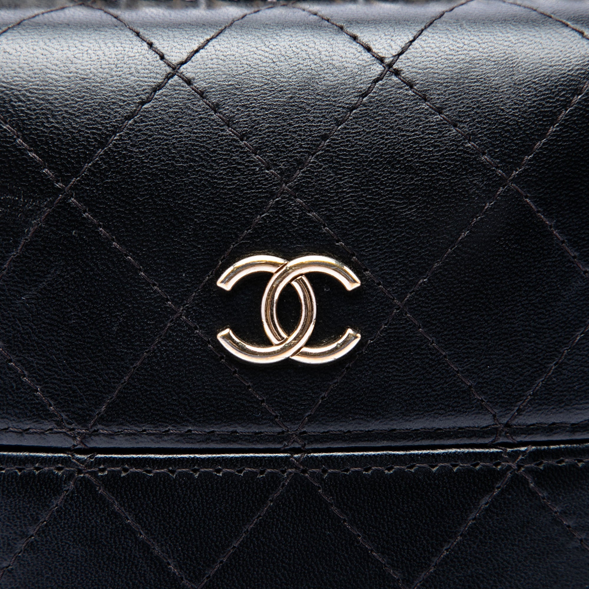 Chanel CC Matelassé Cuir d’agneau Sac rond à chaîne Phone Holder