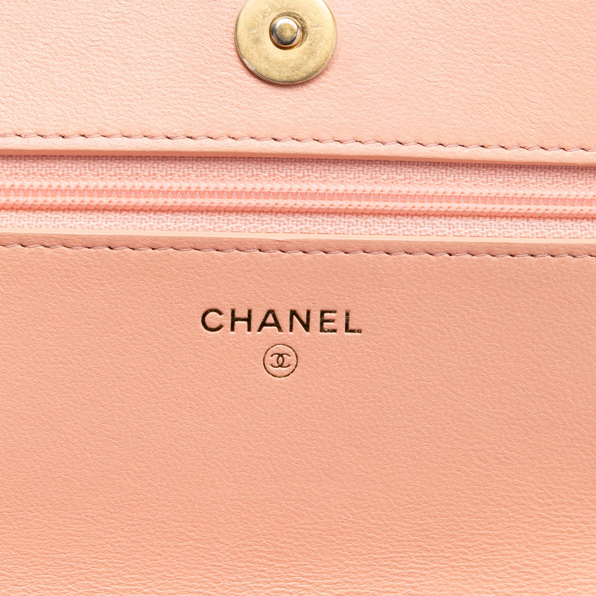 Chanel Matelassé Cuir d’agneau 19 Wallet on Chain