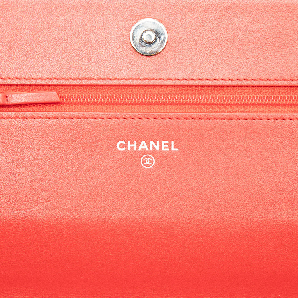 Chanel CC embossé Cuir d’agneau Camellia Wallet on Chain