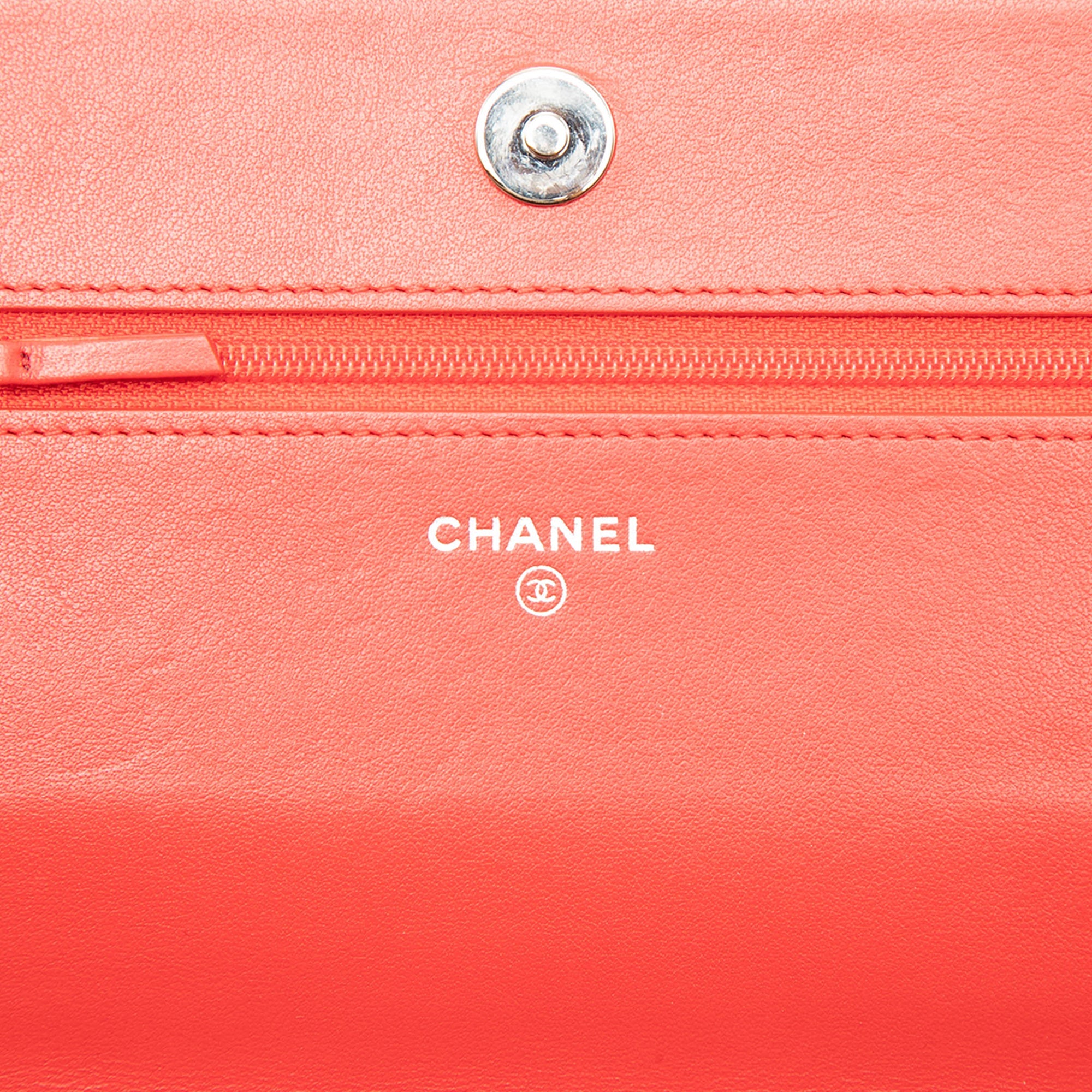 Chanel CC embossé Cuir d’agneau Camellia Wallet on Chain