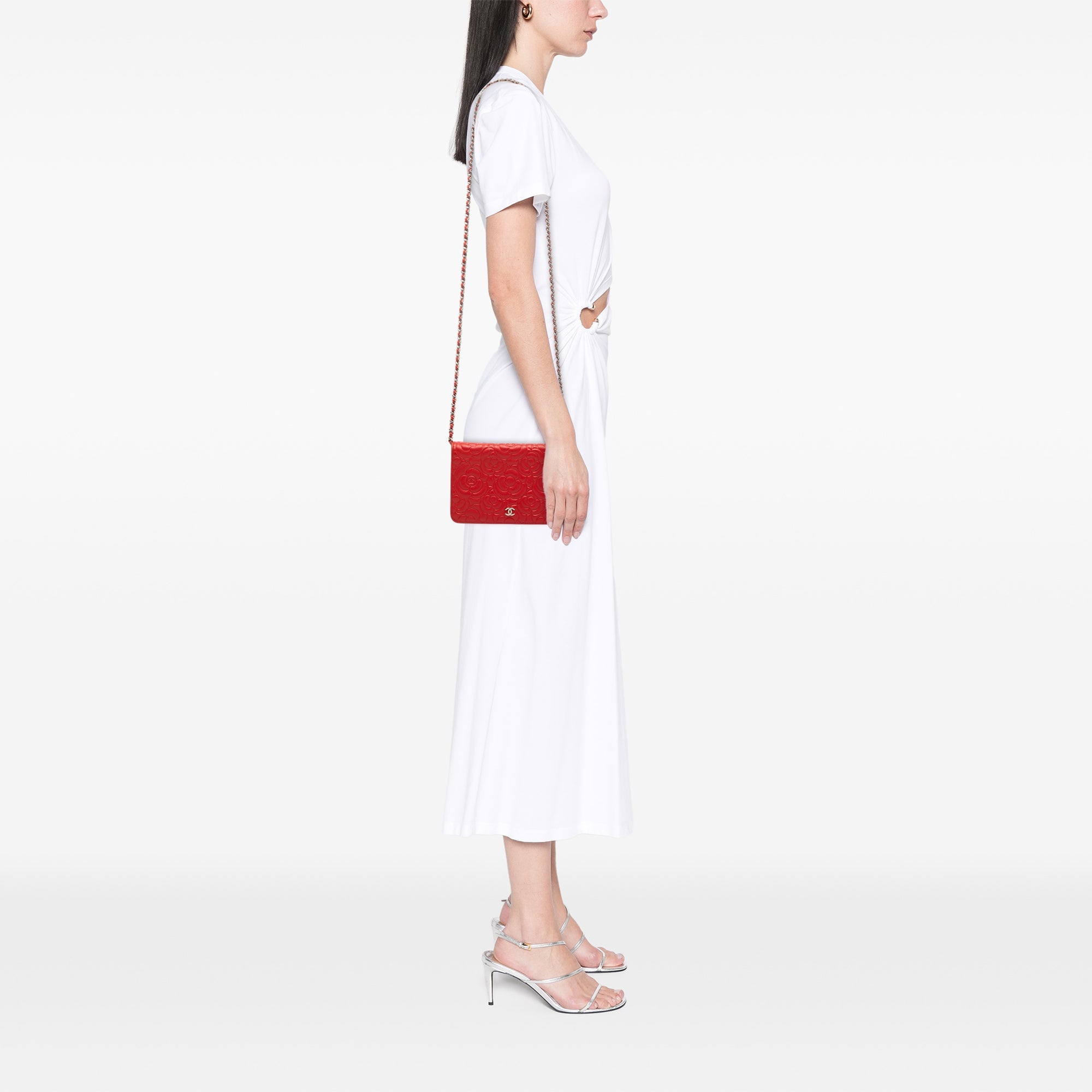Chanel CC embossé Cuir d’agneau Camellia Wallet on Chain