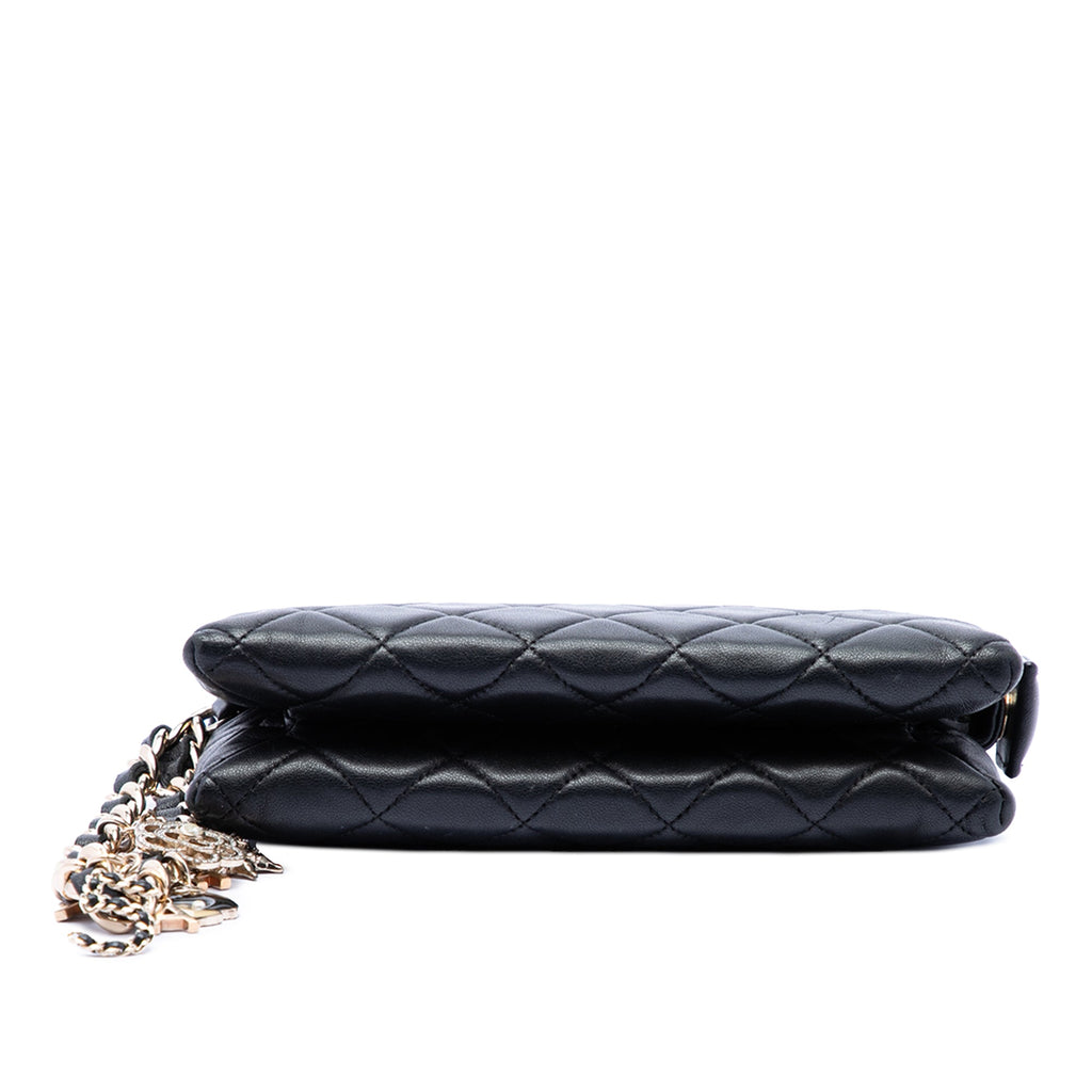 Chanel CC Matelassé Cuir d’agneau Coco Charms Chain Wristlet Pochette