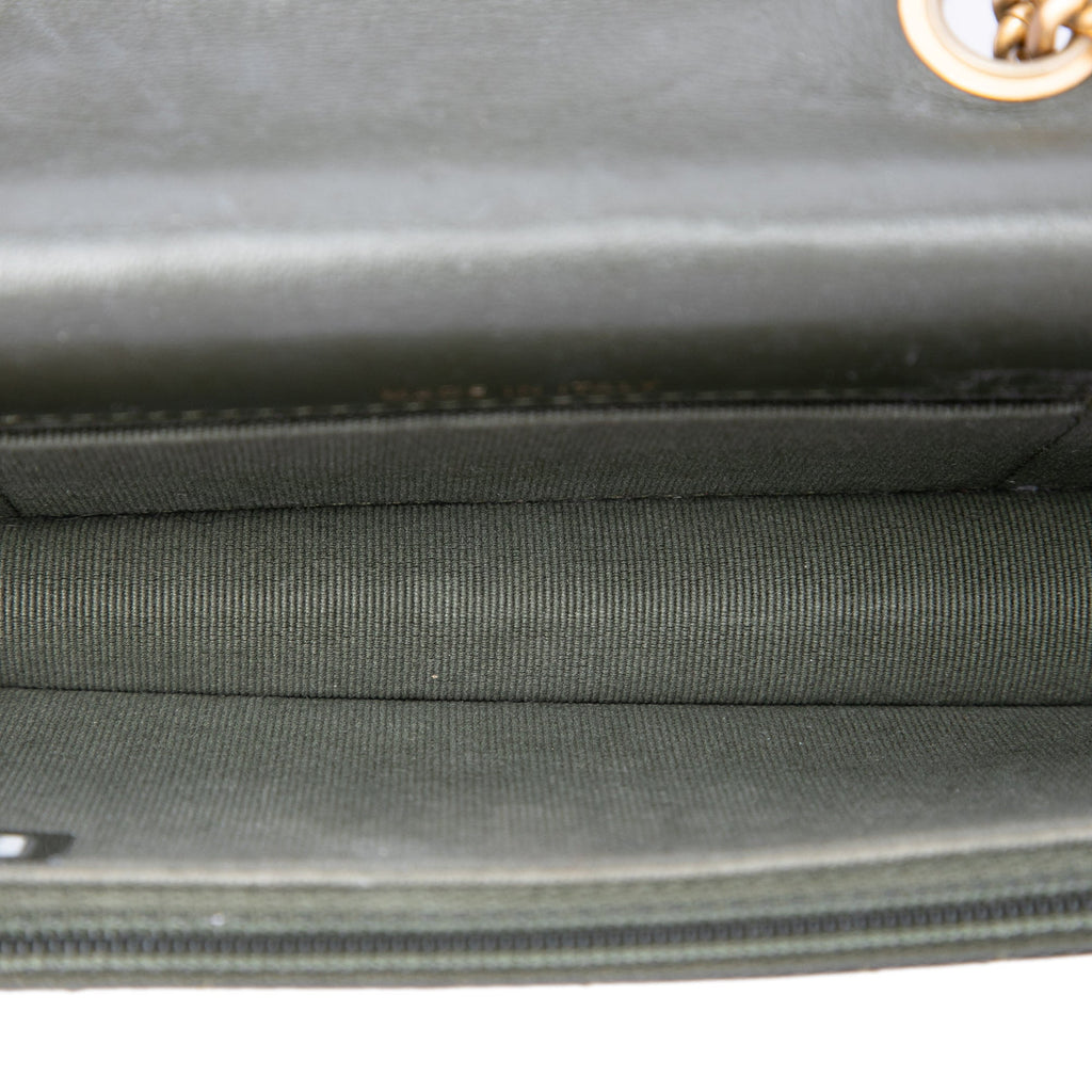 Chanel CC Matelassé Cuir d’agneau Pillow Crush à rabat Phone Holder avec chaîne