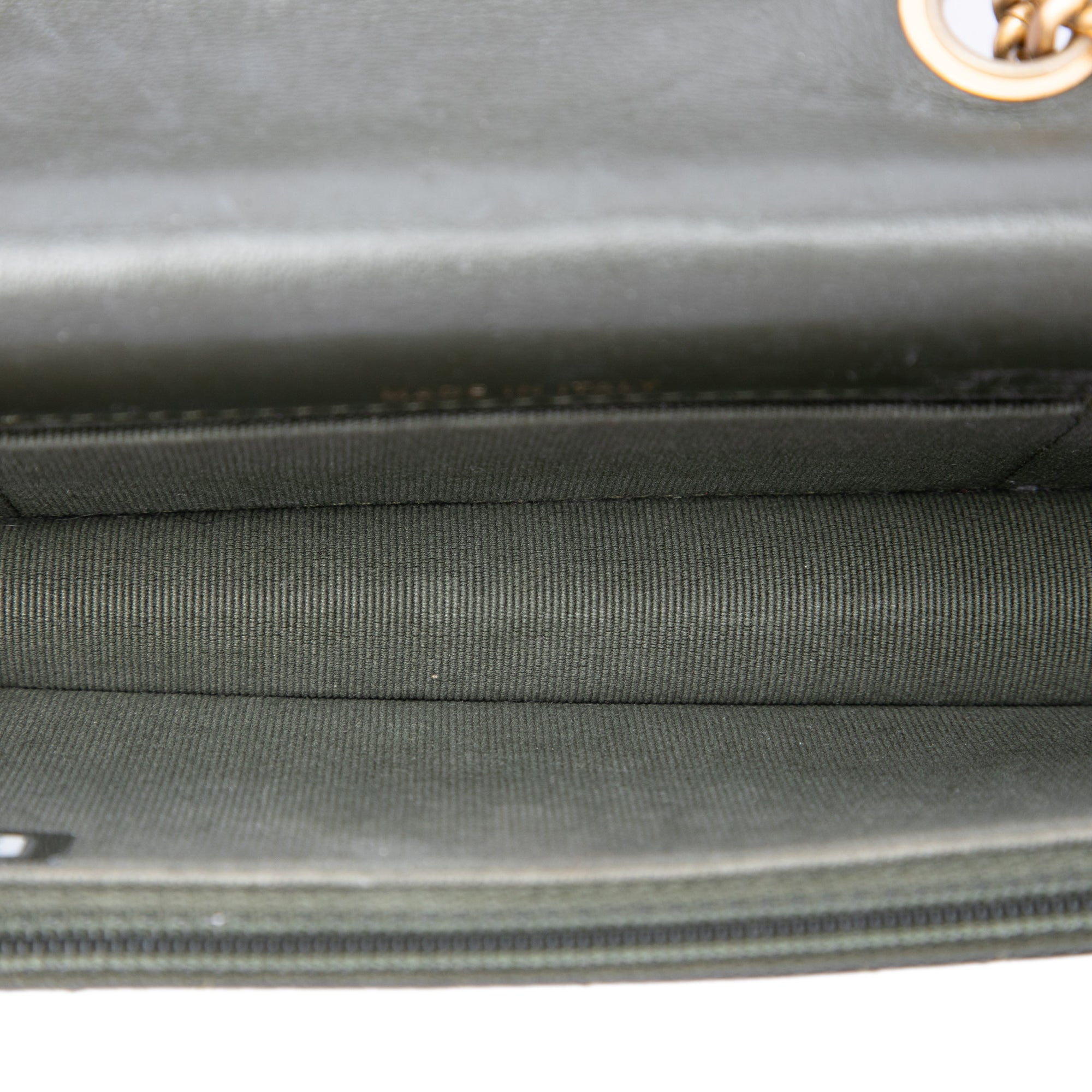 Chanel CC Matelassé Cuir d’agneau Pillow Crush à rabat Phone Holder avec chaîne