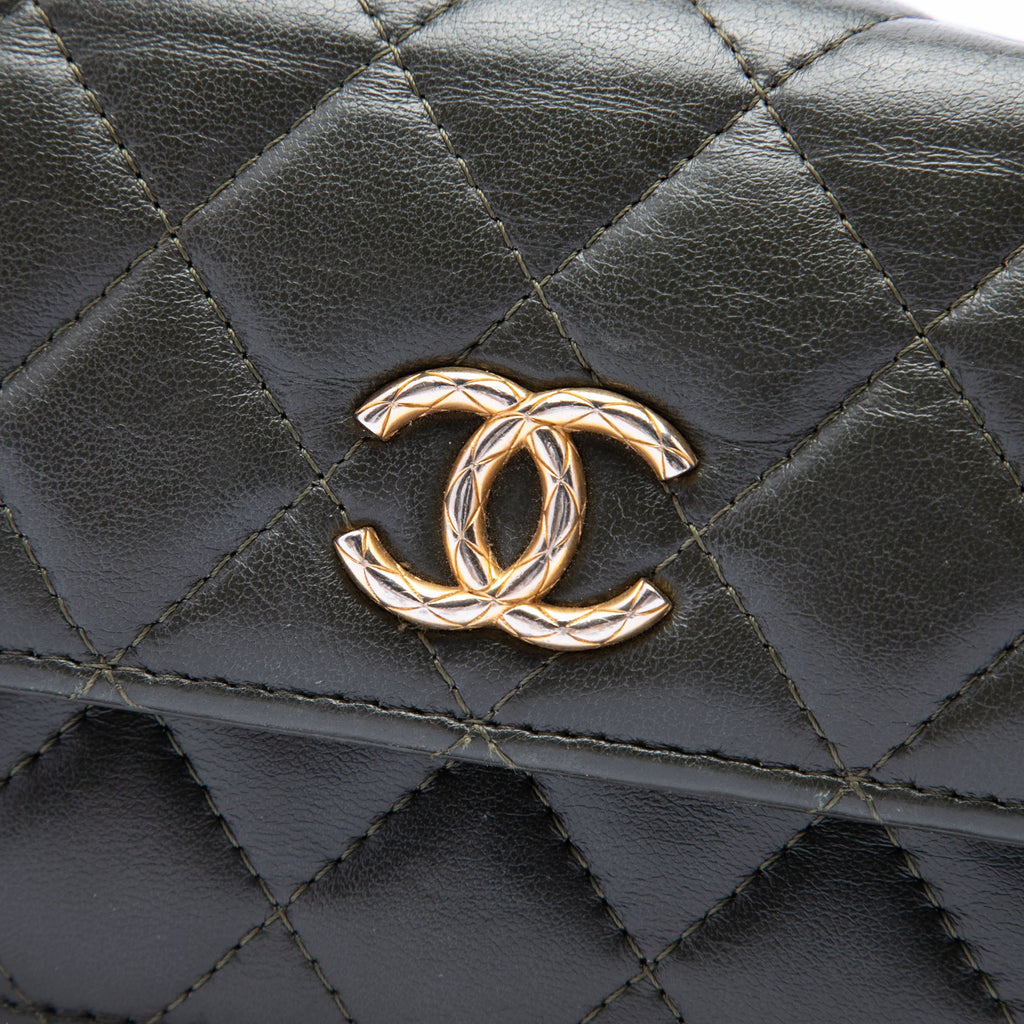 Chanel CC Matelassé Cuir d’agneau Pillow Crush à rabat Phone Holder avec chaîne