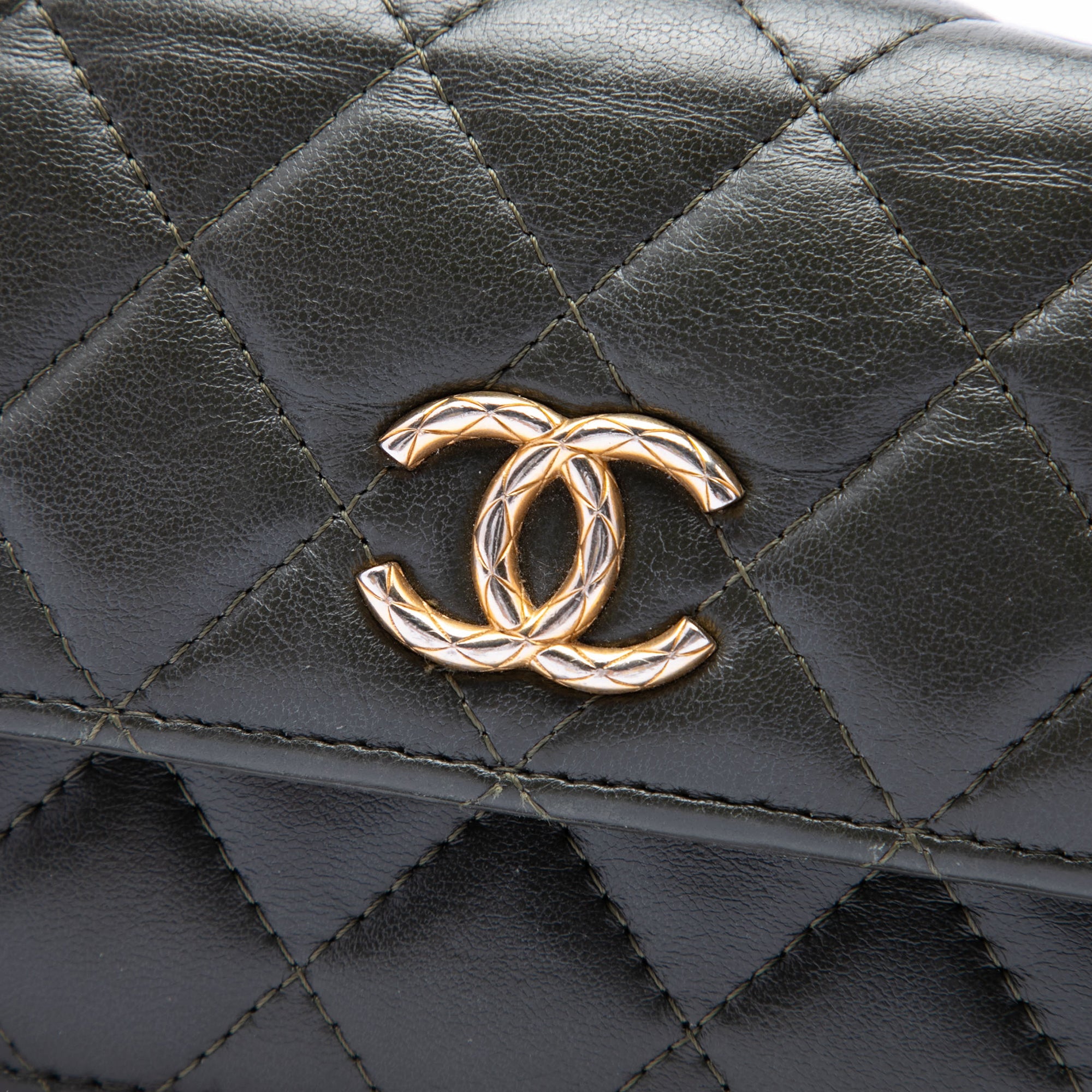 Chanel CC Matelassé Cuir d’agneau Pillow Crush à rabat Phone Holder avec chaîne