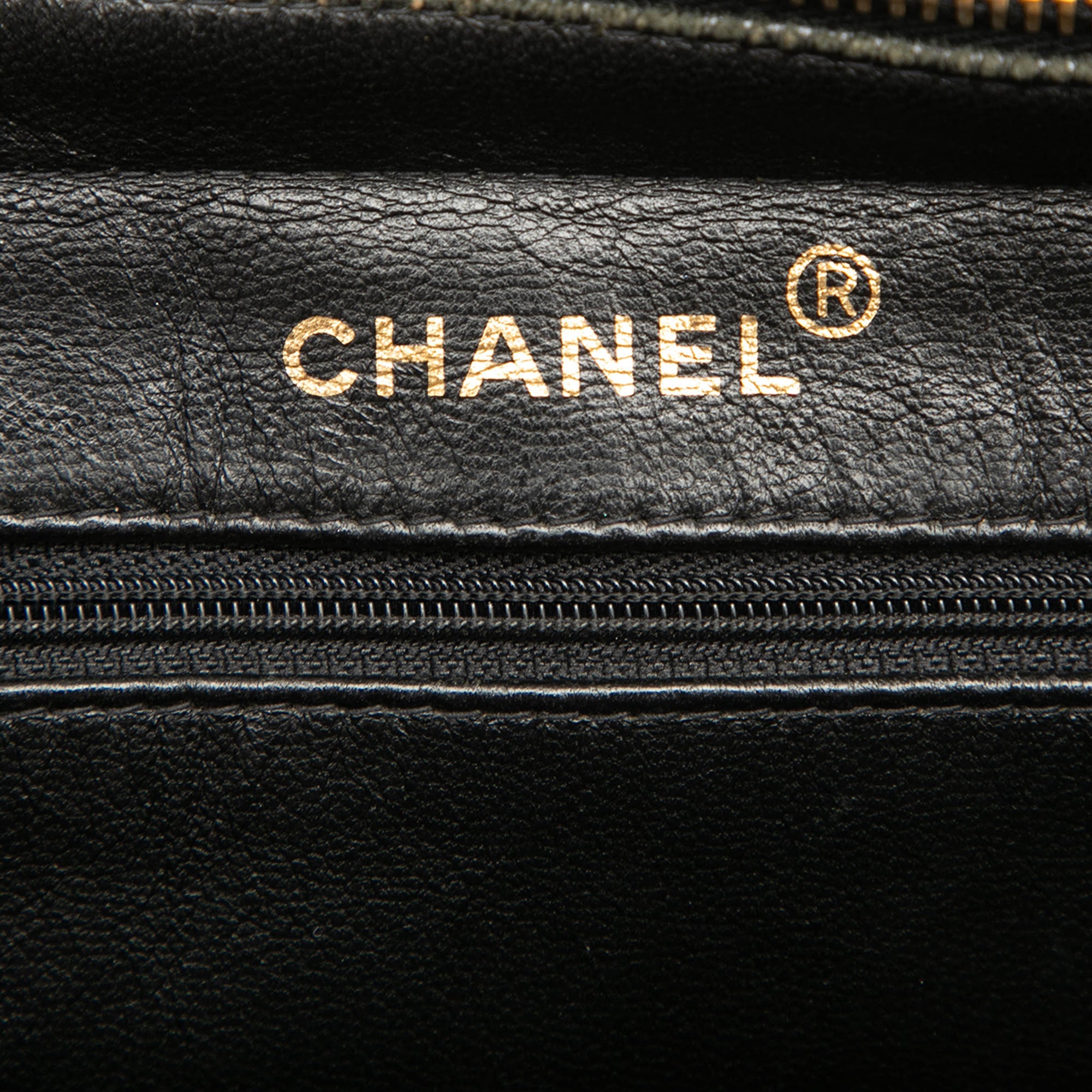 Chanel CC Vertical Quilt Cuir d’agneau Medallion Sac bandoulière
