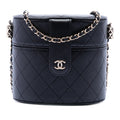 Chanel CC Matelassé Cuir d’agneau Rond Vanity Pochette avec chaîne