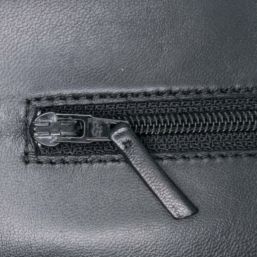 Chanel CC embossé Cuir d’agneau Camellia Wallet on Chain