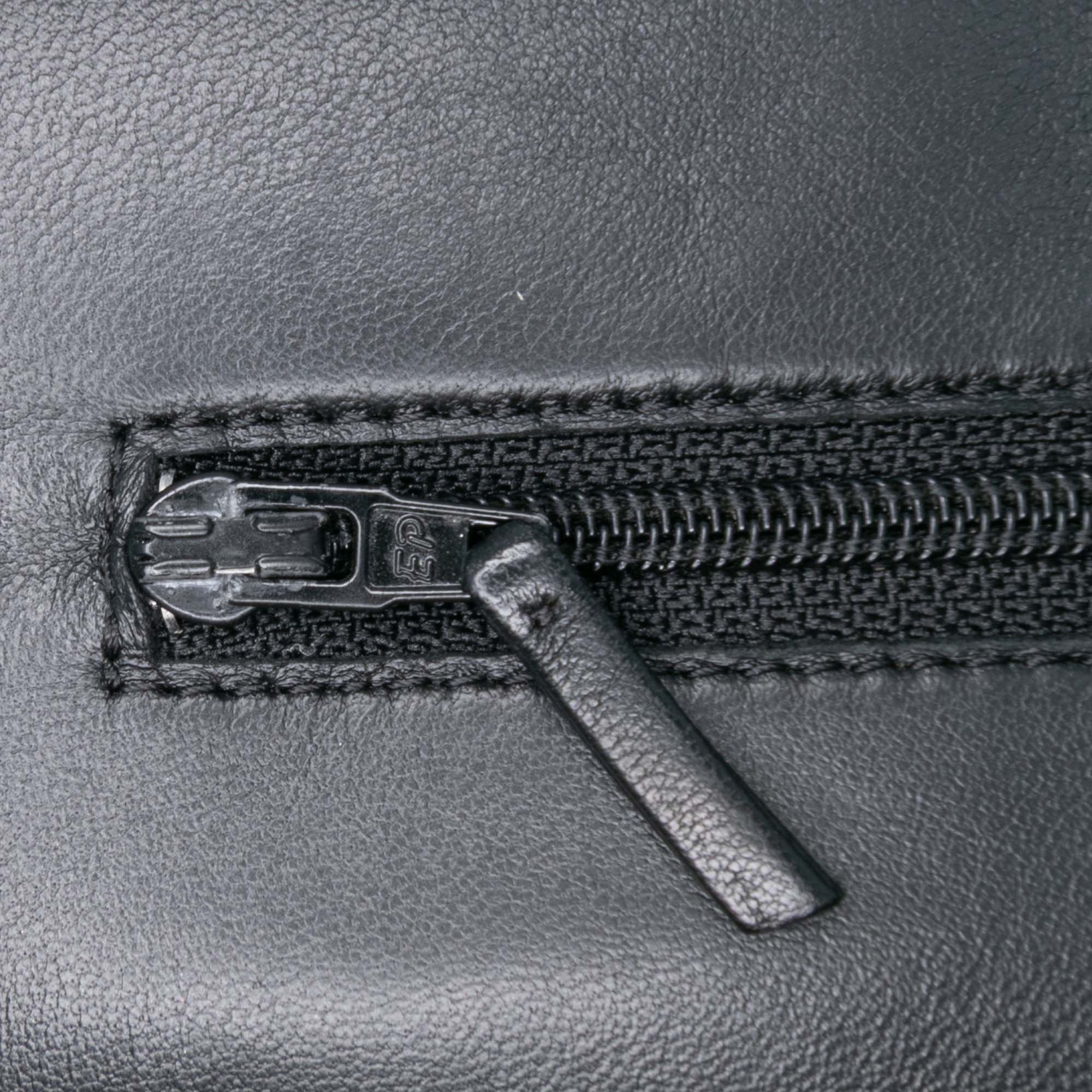 Chanel CC embossé Cuir d’agneau Camellia Wallet on Chain