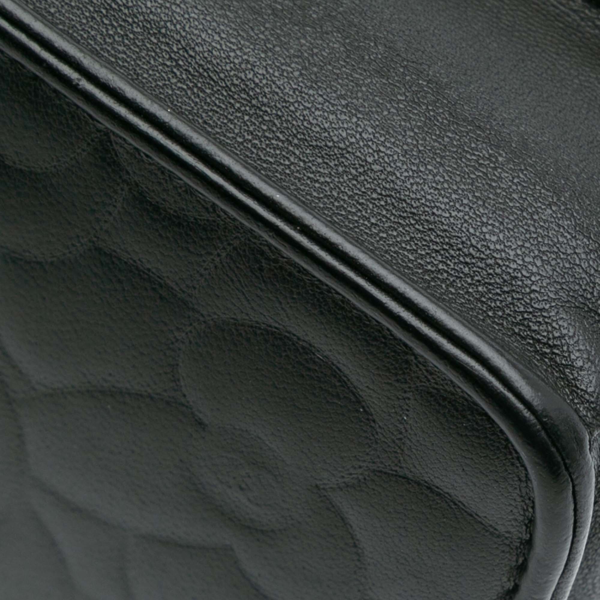 Chanel CC embossé Cuir d’agneau Camellia Wallet on Chain