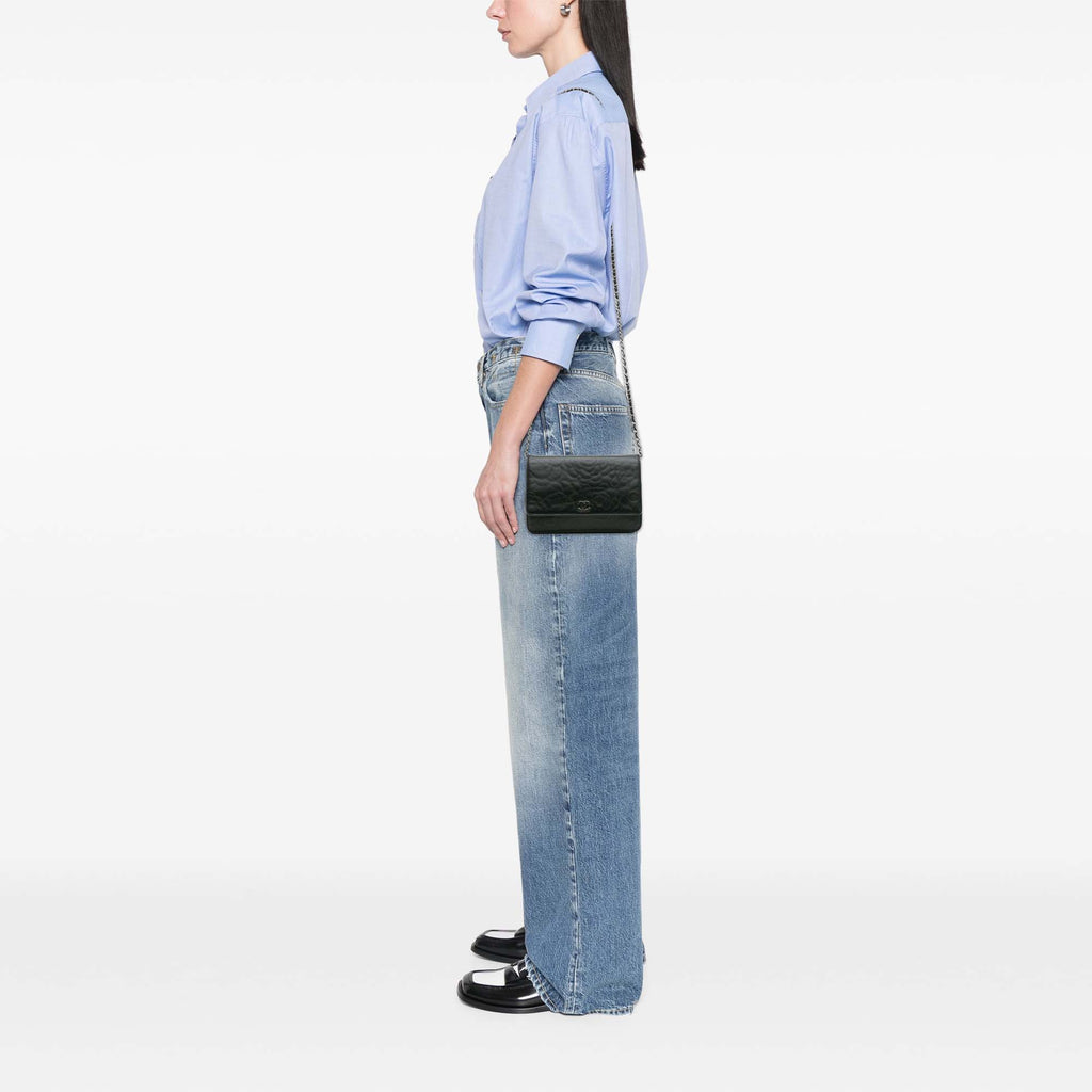 Chanel CC embossé Cuir d’agneau Camellia Wallet on Chain