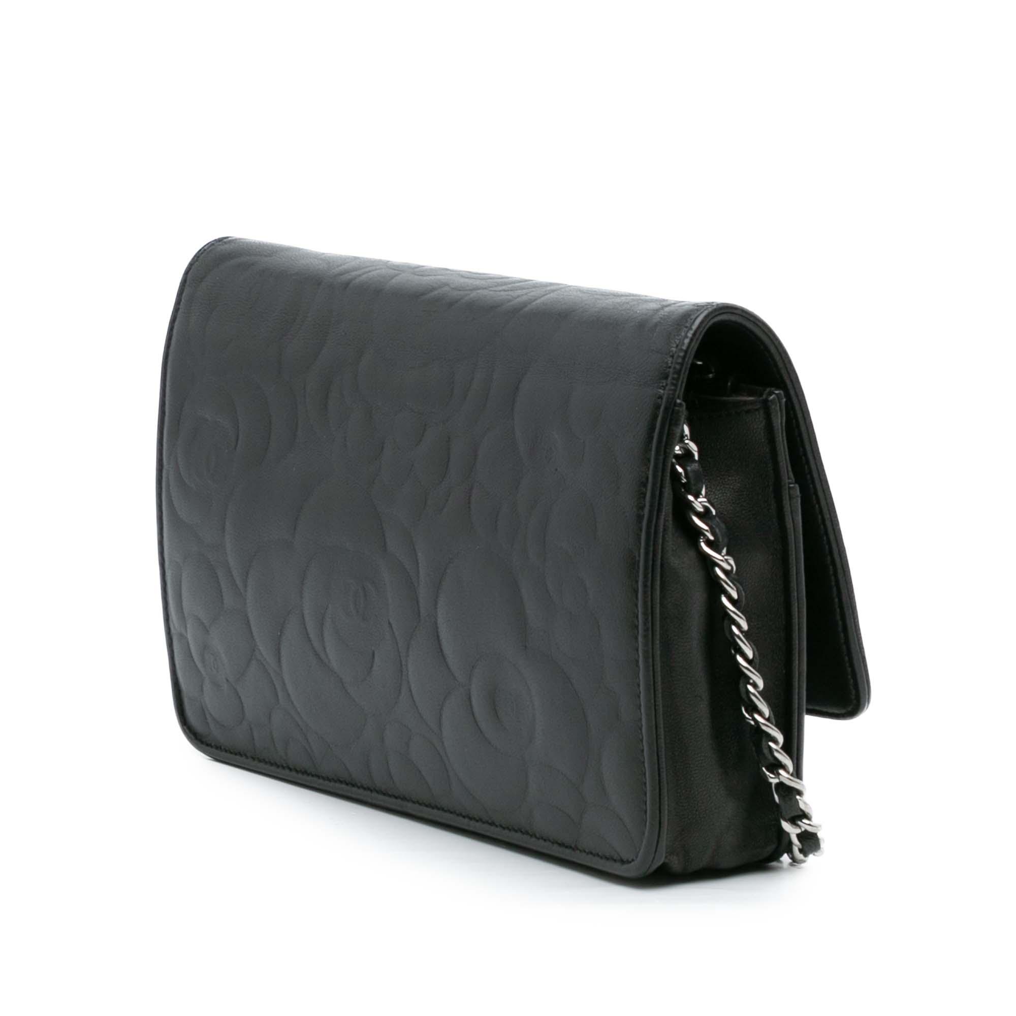 Chanel CC embossé Cuir d’agneau Camellia Wallet on Chain