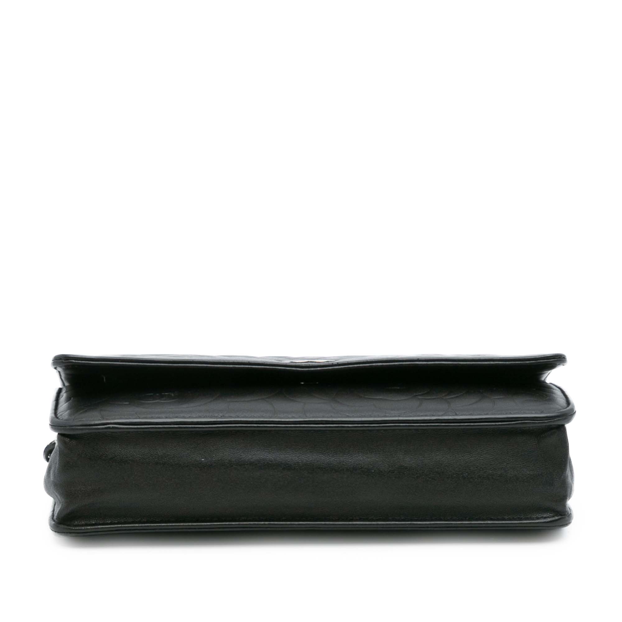 Chanel CC embossé Cuir d’agneau Camellia Wallet on Chain