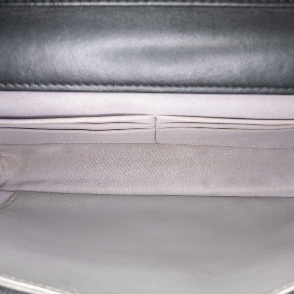 Chanel CC embossé Cuir d’agneau Camellia Wallet on Chain