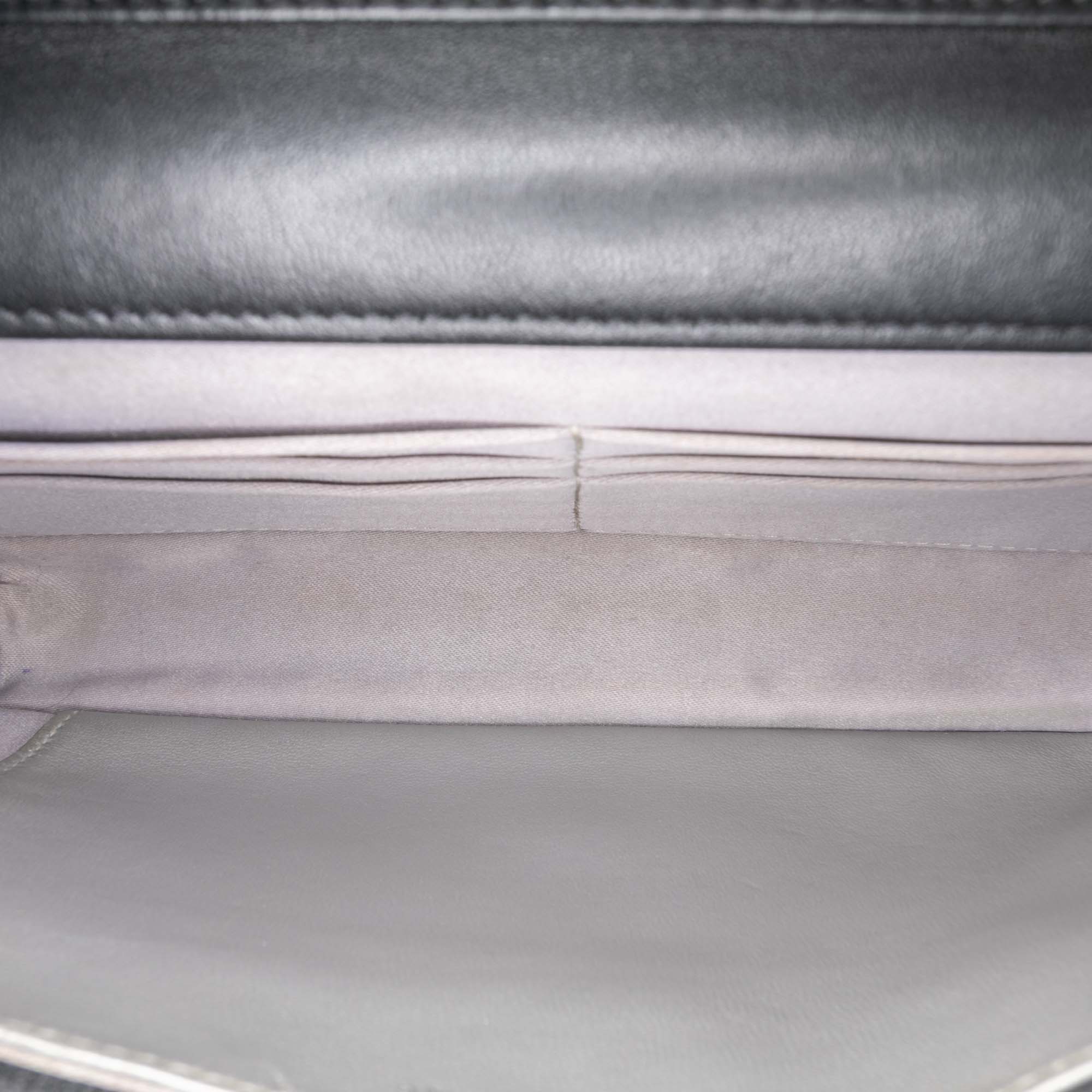 Chanel CC embossé Cuir d’agneau Camellia Wallet on Chain