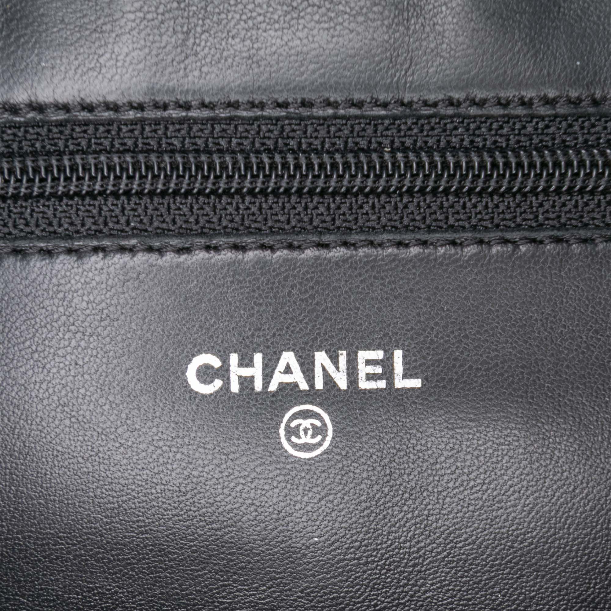 Chanel CC embossé Cuir d’agneau Camellia Wallet on Chain