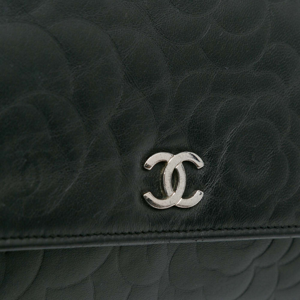 Chanel CC embossé Cuir d’agneau Camellia Wallet on Chain