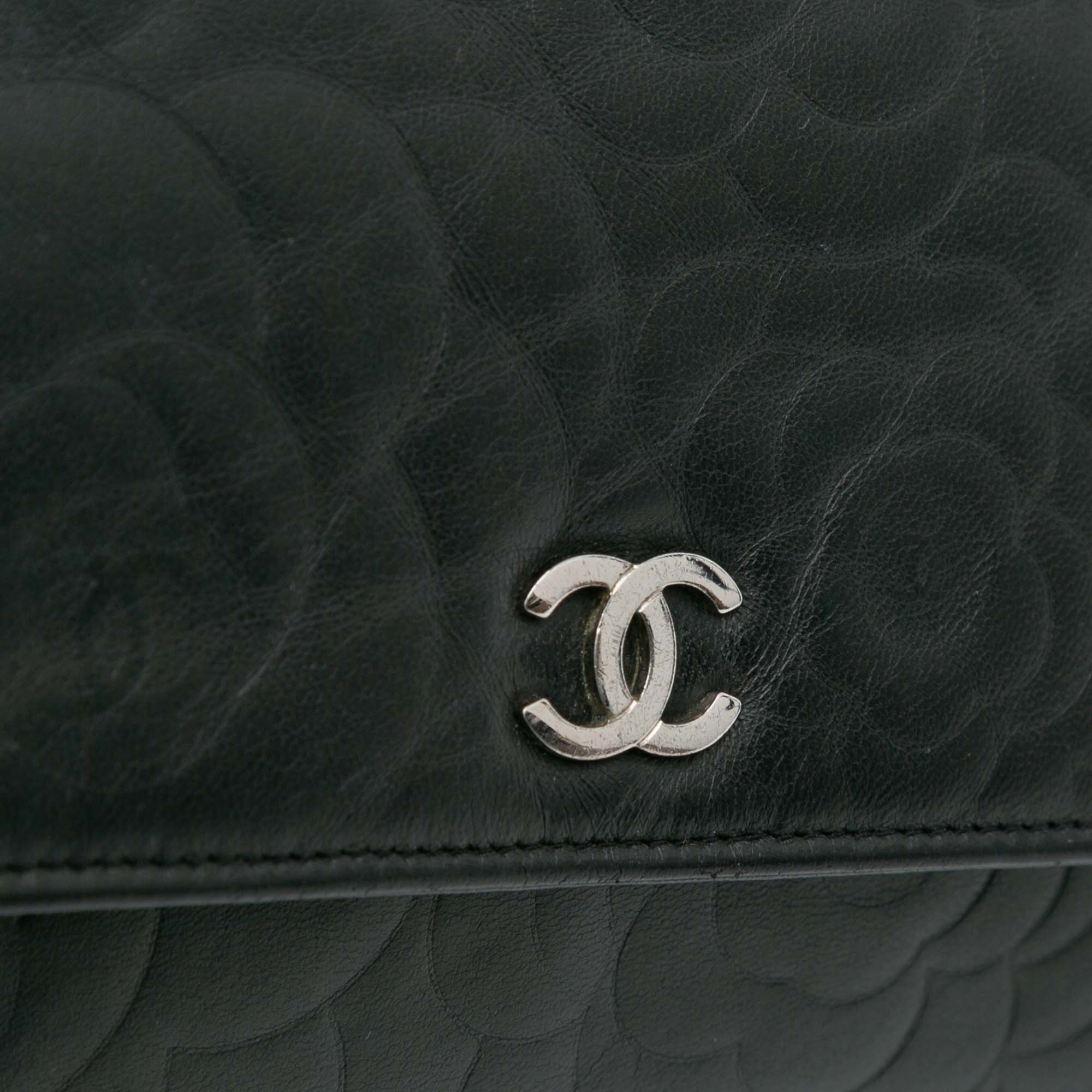 Chanel CC embossé Cuir d’agneau Camellia Wallet on Chain