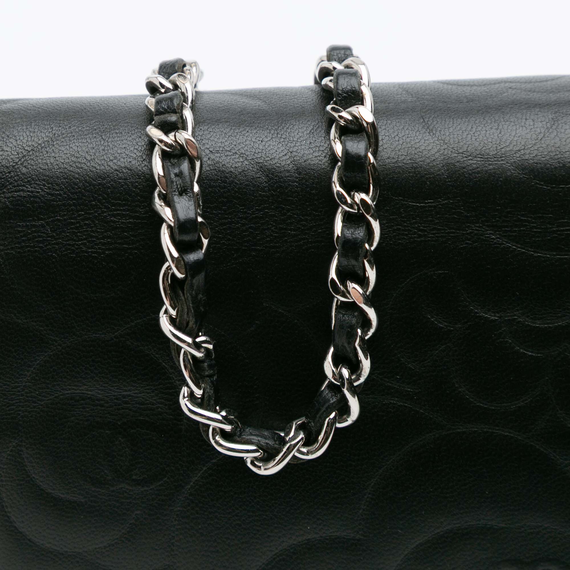 Chanel CC embossé Cuir d’agneau Camellia Wallet on Chain