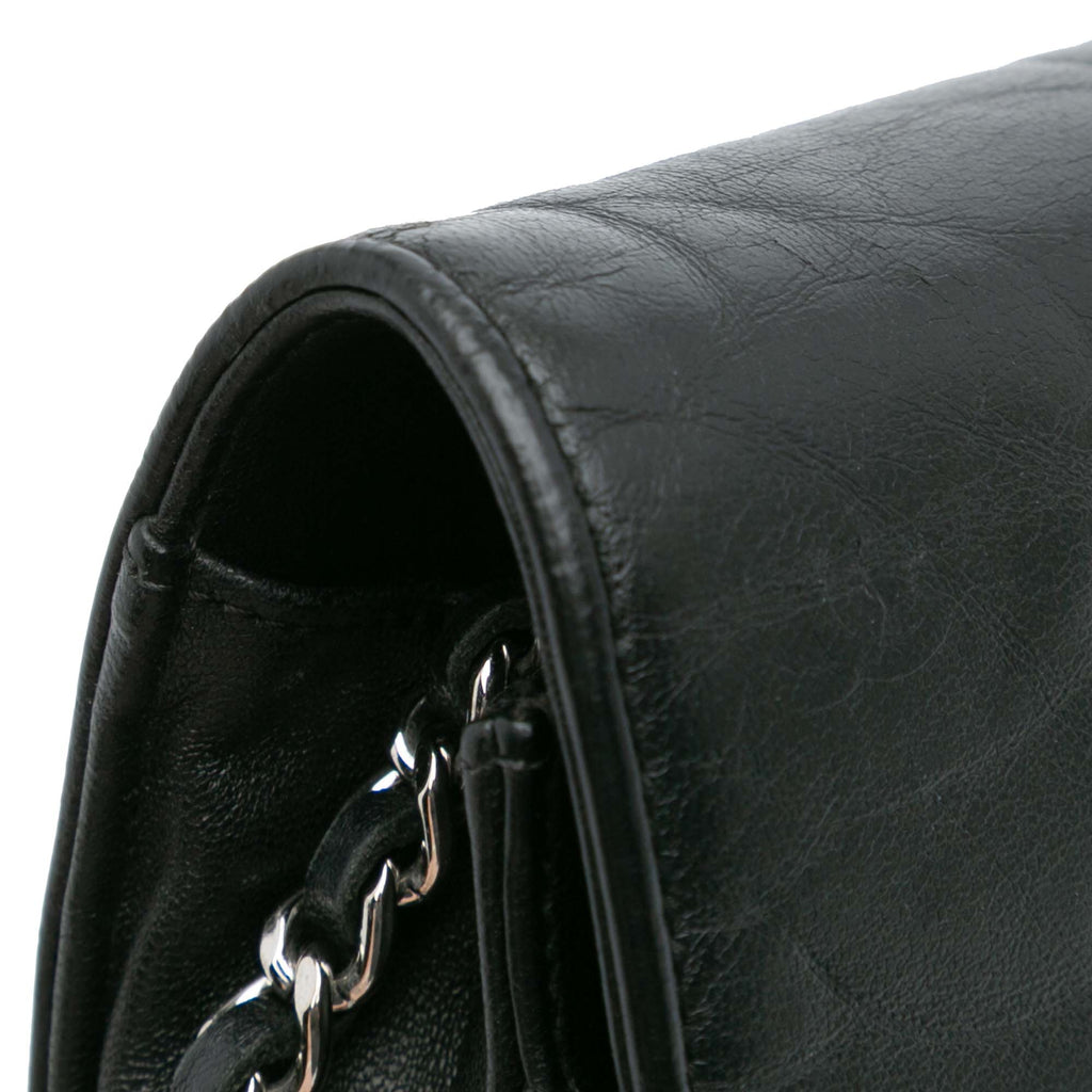Chanel CC embossé Cuir d’agneau Camellia Wallet on Chain