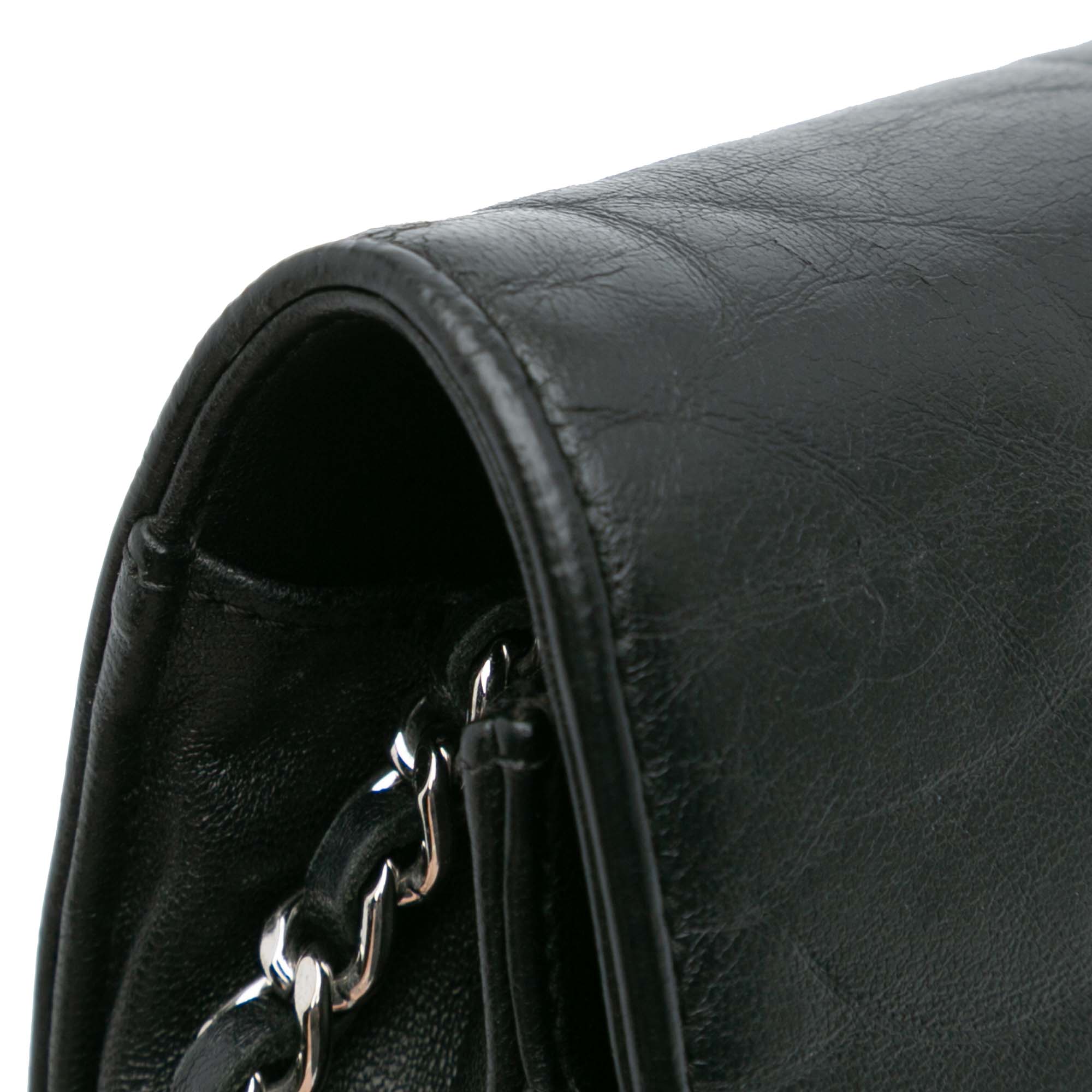 Chanel CC embossé Cuir d’agneau Camellia Wallet on Chain