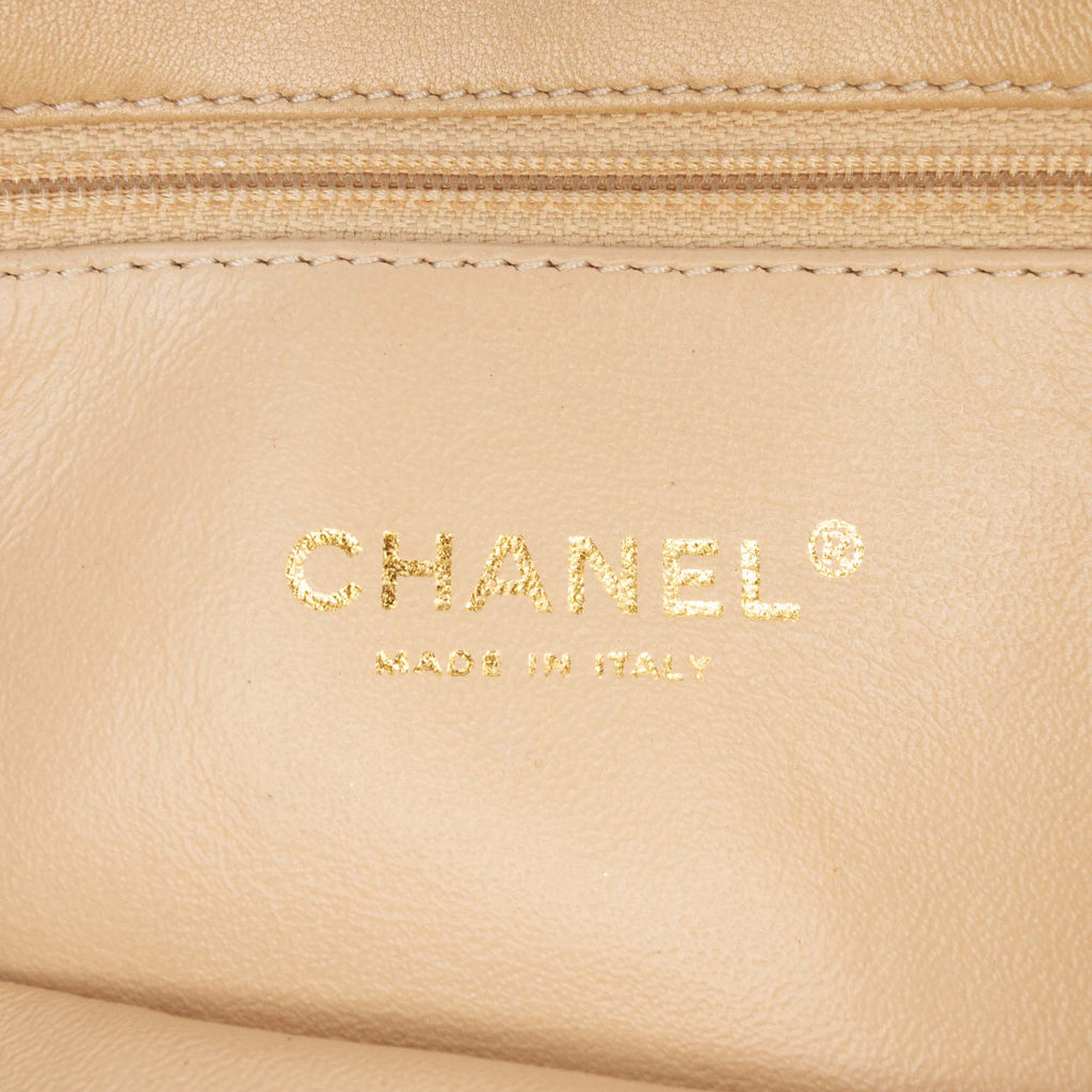 Chanel Small Matelassé Iridescent Cuir d’agneau Perle CC Cristal à rabat
