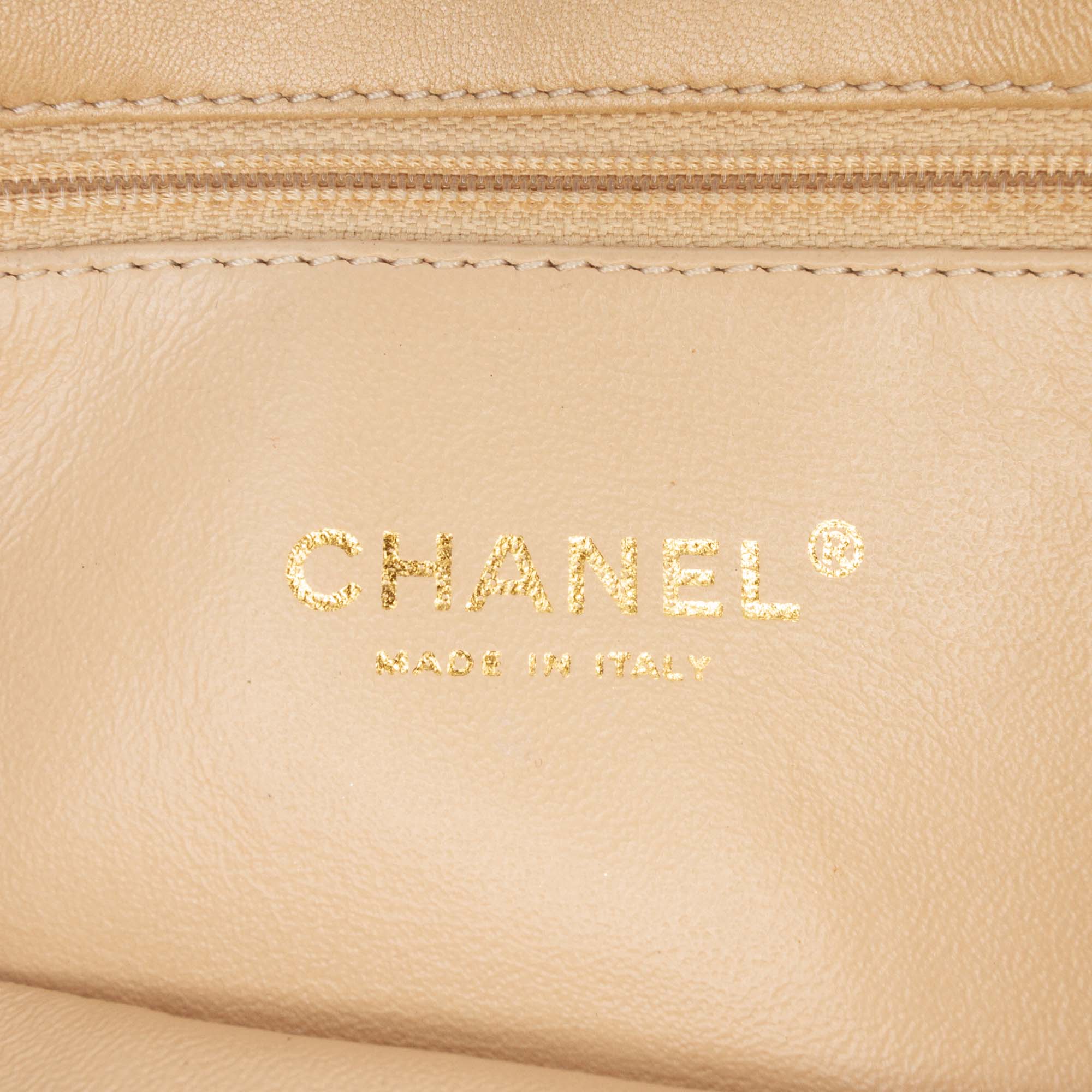 Chanel Small Matelassé Iridescent Cuir d’agneau Perle CC Cristal à rabat