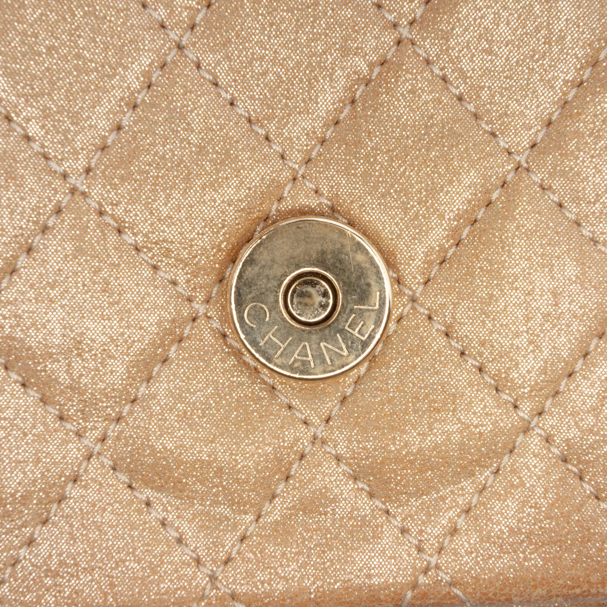 Chanel Small Matelassé Iridescent Cuir d’agneau Perle CC Cristal à rabat