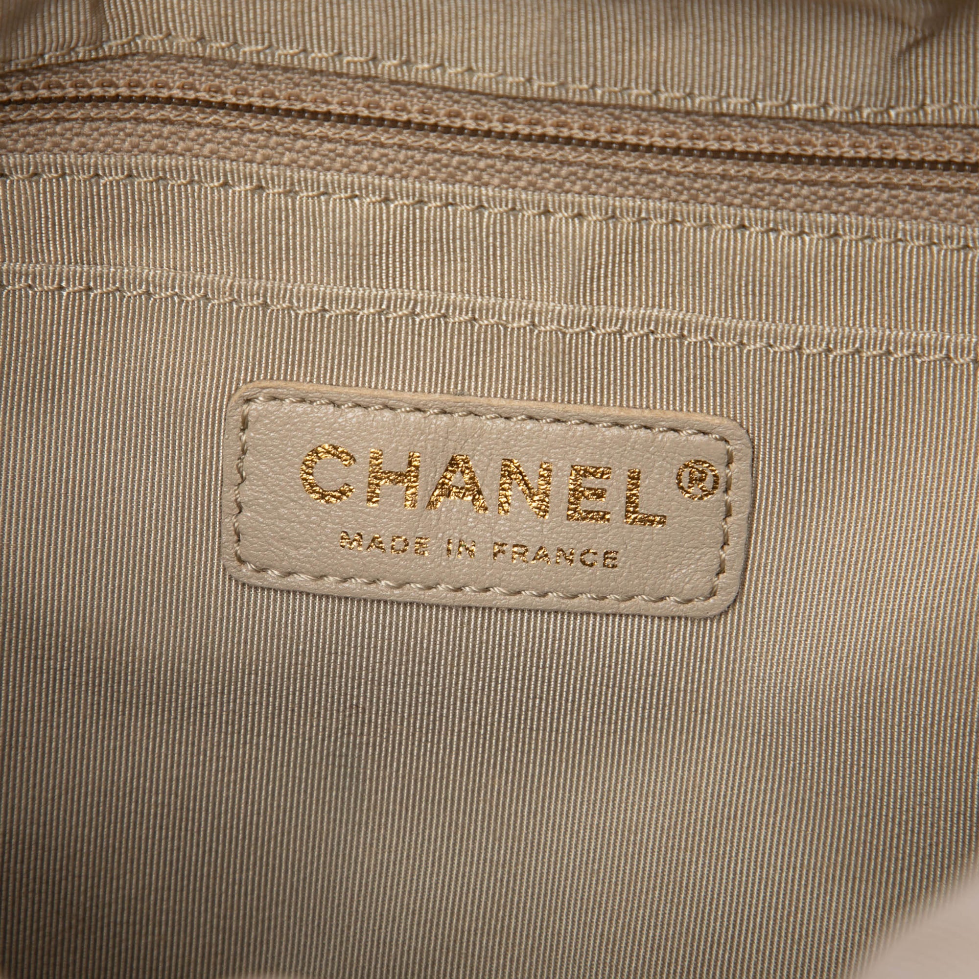 Chanel Medium Matelassé Houndstooth Tweed et Cuir de veau Tabatiere Kisslock Fold Over Sac porté croisé