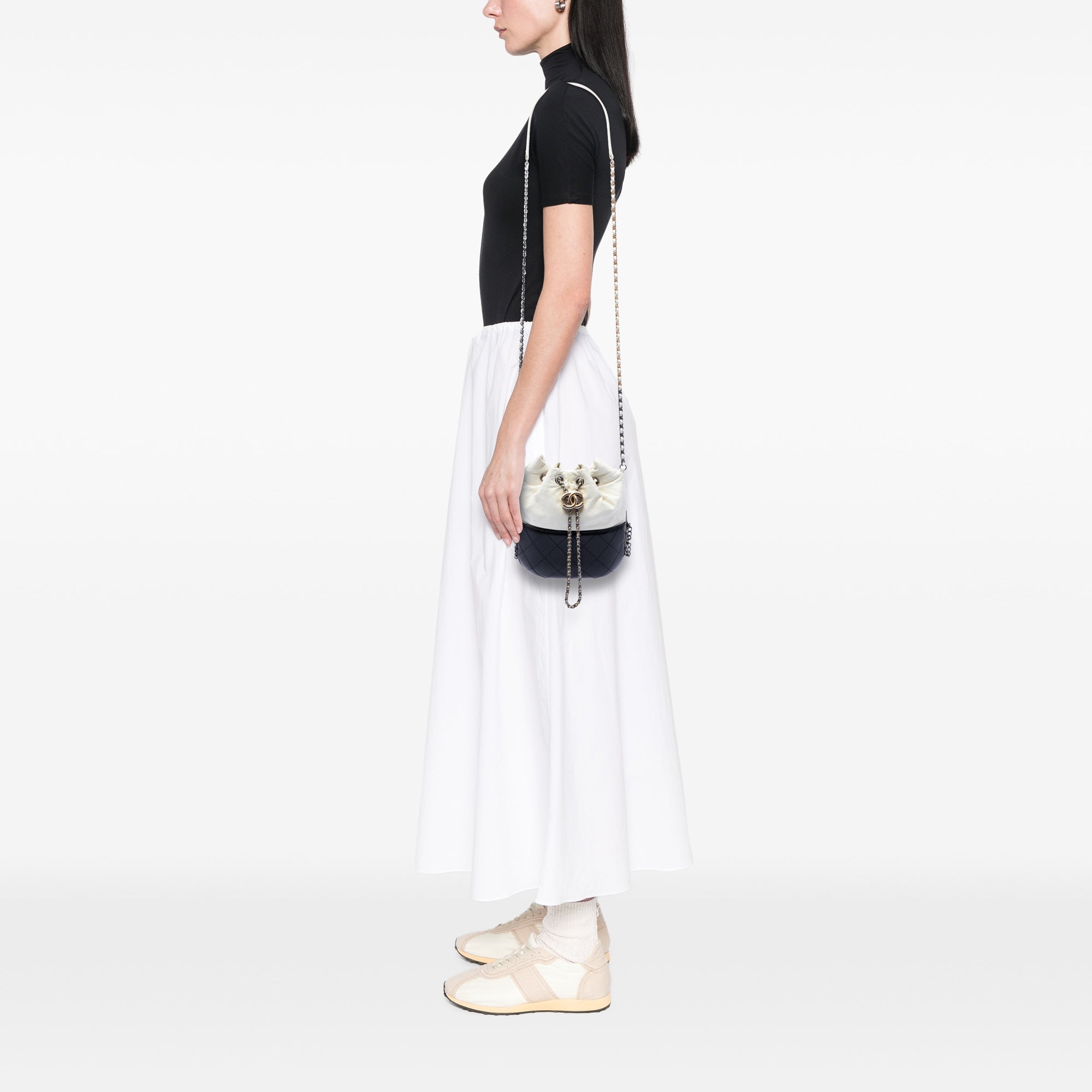 Chanel Small Bicolor Matelassé Cuir de veau Gabrielle Bucket Sac