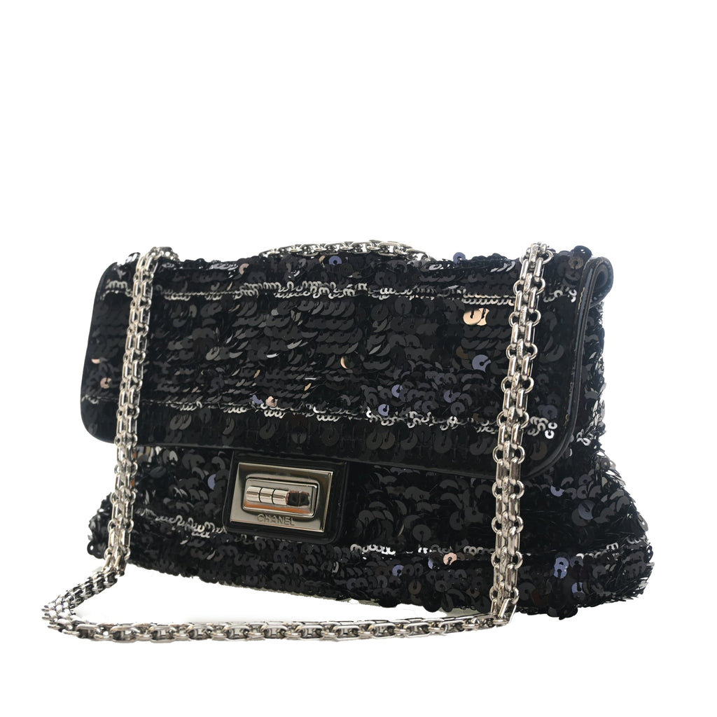 Chanel Cuir verni à finitions Sequinsed Satin Reissue 2.55 Simple rabat 225
