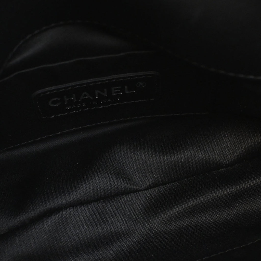 Chanel Cuir verni à finitions Sequinsed Satin Reissue 2.55 Simple rabat 225